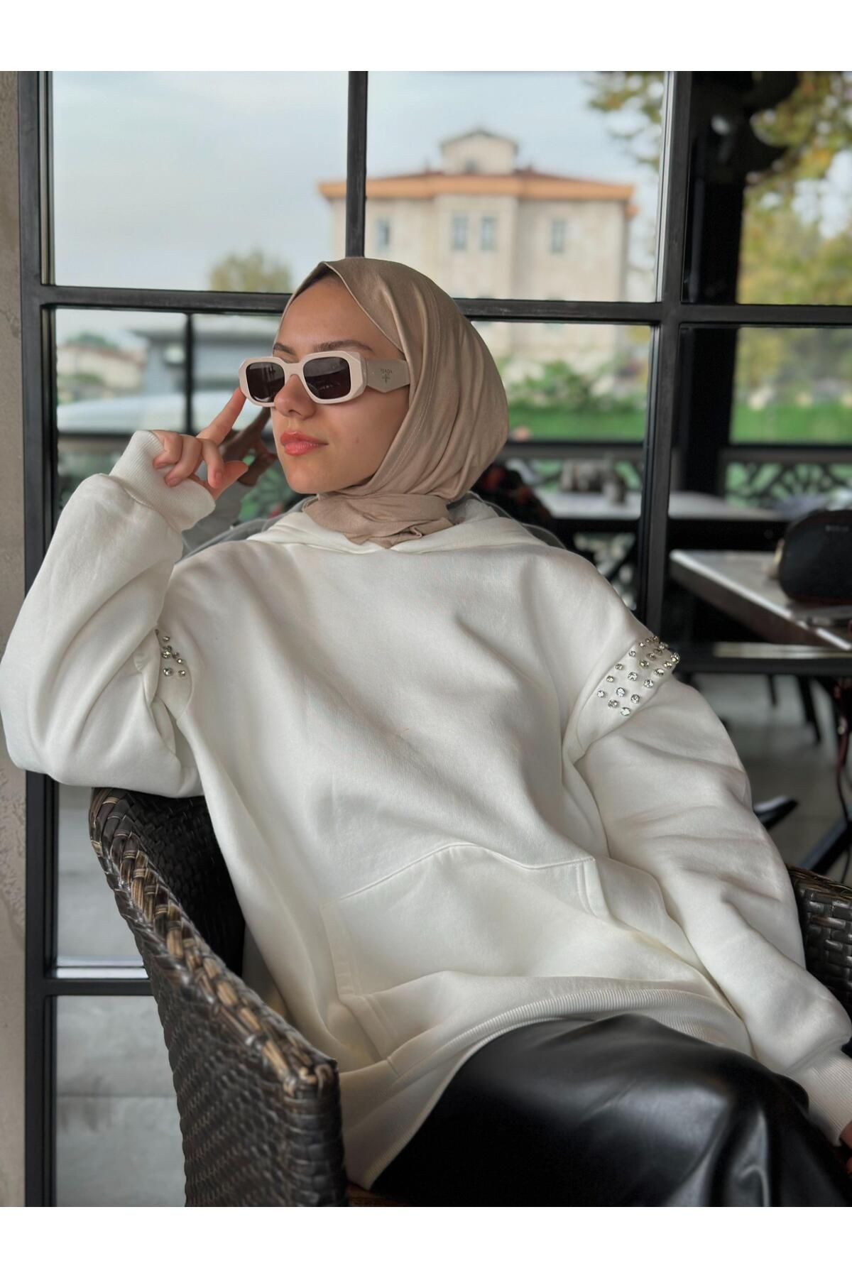Touche Taş İşlemeli Kapüşonlu Sweatshirt Ekru