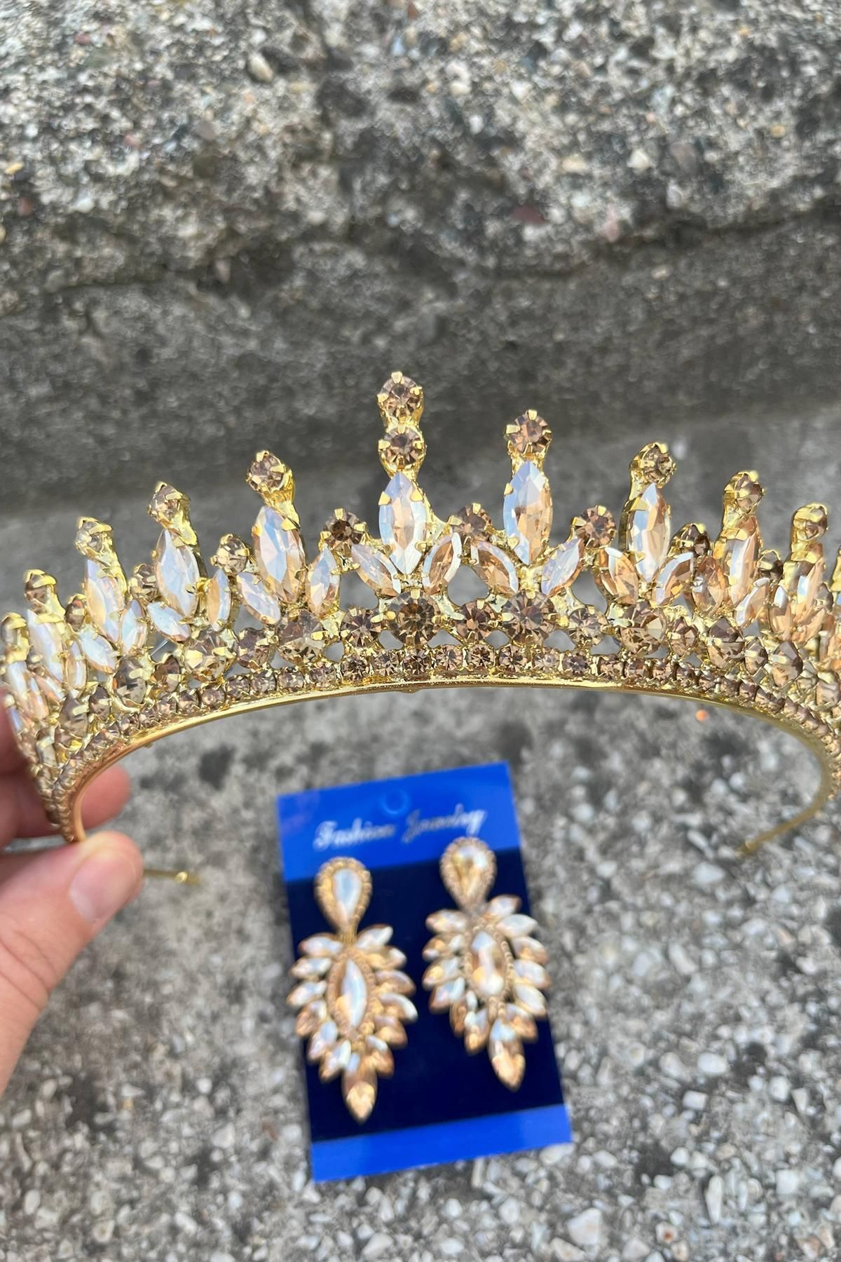 Hobigram İvanna Gold Gelin Kına Tacı Özel Gün Aksesuar Kadın Taç Ve İnce Mekik Küpe Takımı