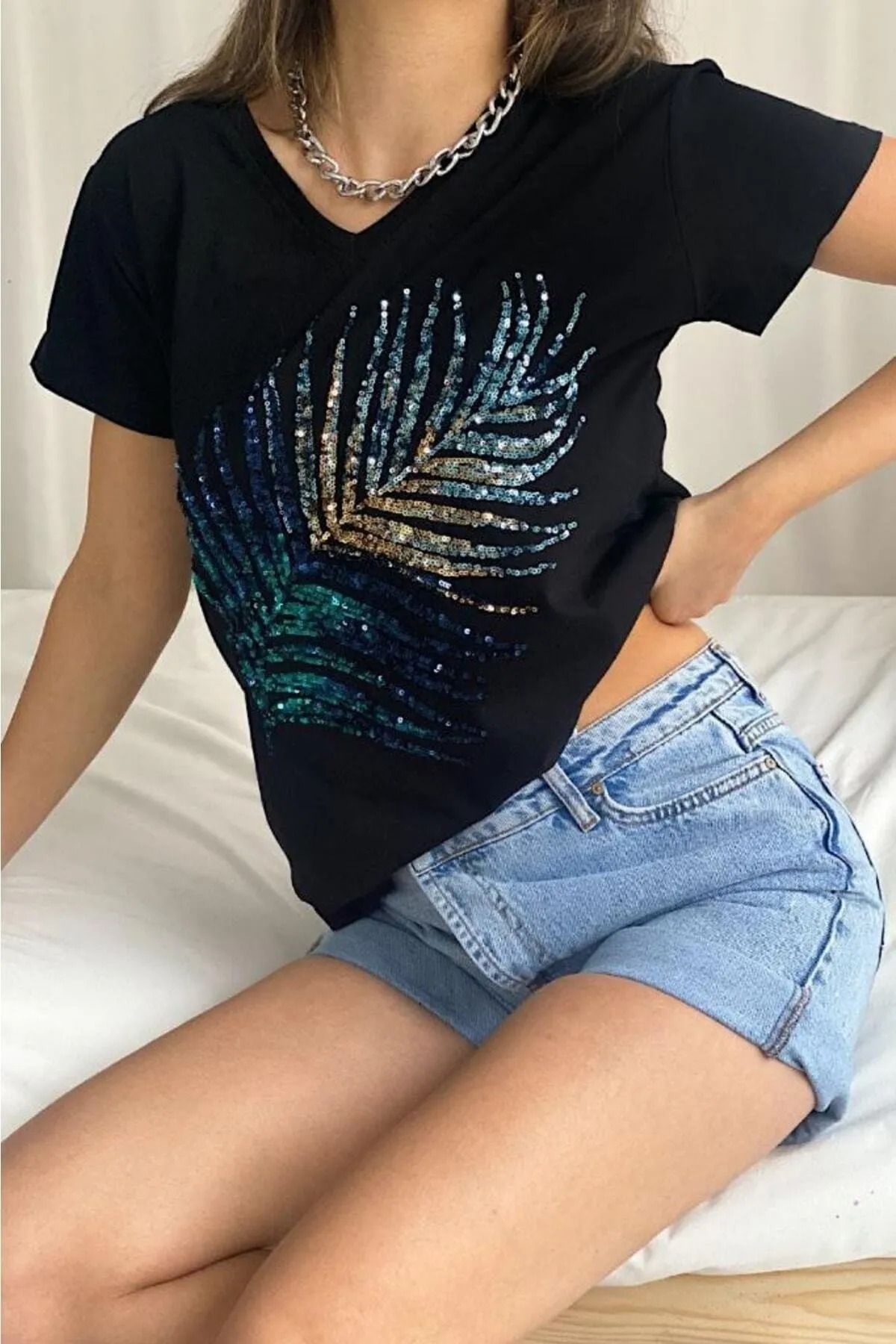 Ms Kadın V Yaka Yaprak Pul Payet Işleme %100 Pamuklu T-shirt