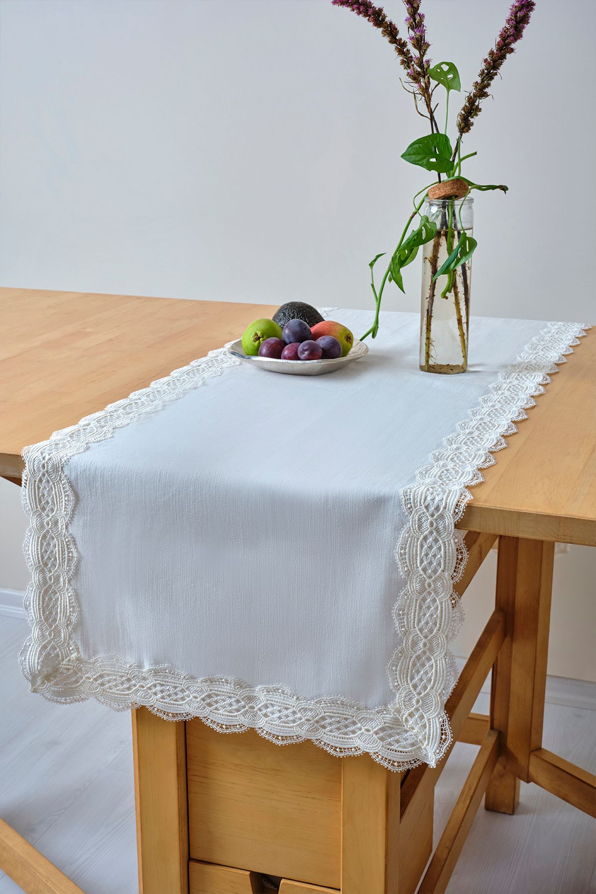 Elioure Krem Dantelli Leke Tutmaz Runner, 40x140 cm, şık ve dayanıklı ev dekoru.