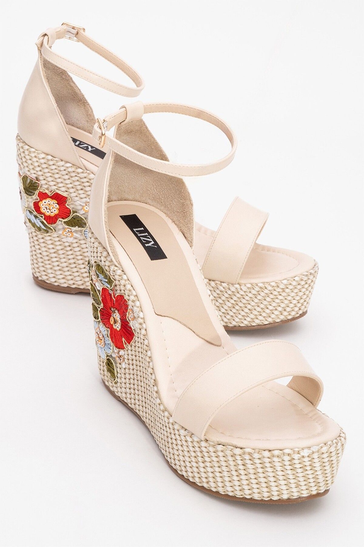 Lizy Shoes Nakış Detaylı Dolgu Topuklu Sandalet