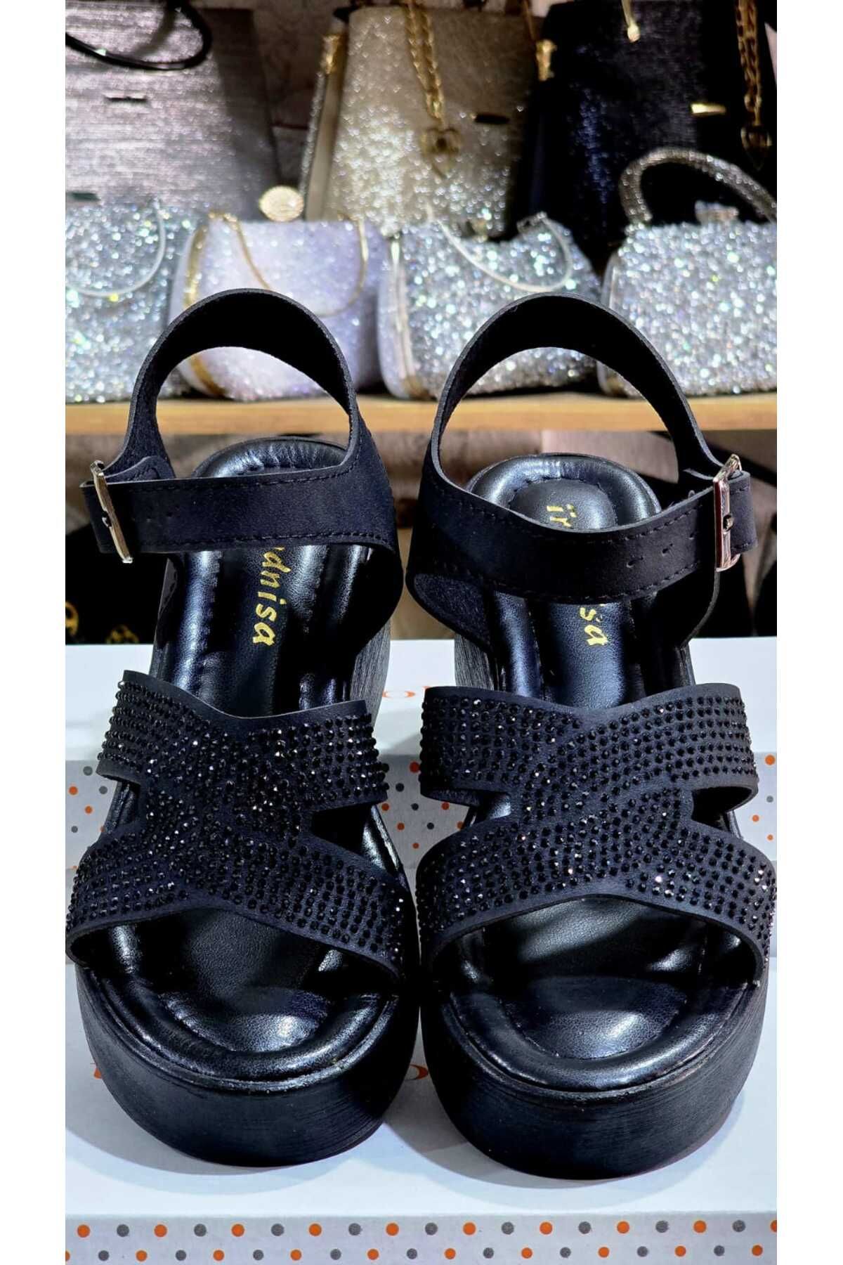 Shoes'n Kadın Çift Bantlı Ayarlanabilir Kemer Detaylı Sandalet