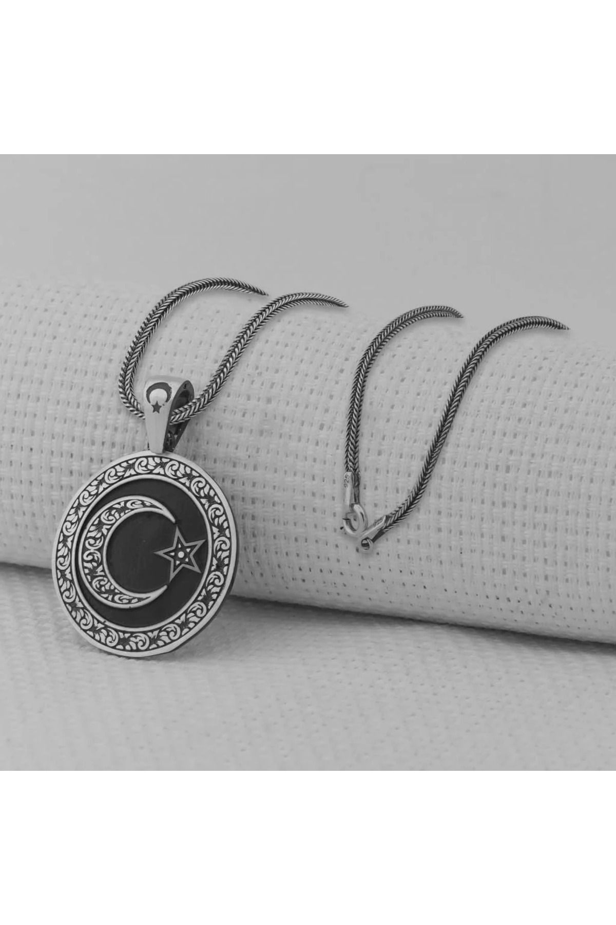 shop Siyah Gravur İşlemeli Büyük Boy Ay Yıldız 925 Ayar Gümüş Erkek Kolye