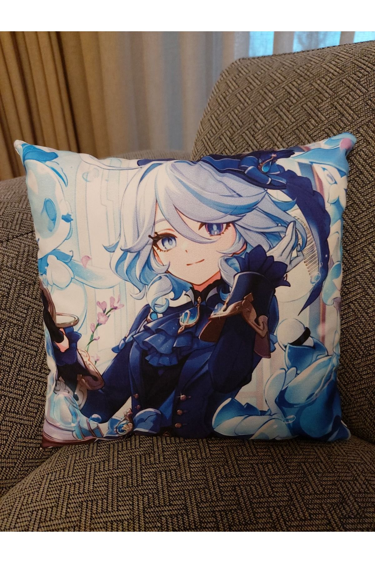 Genshin Impact Furina'lı tek yönlü baskılı kırlent 25x25 cm dekoratif yastık