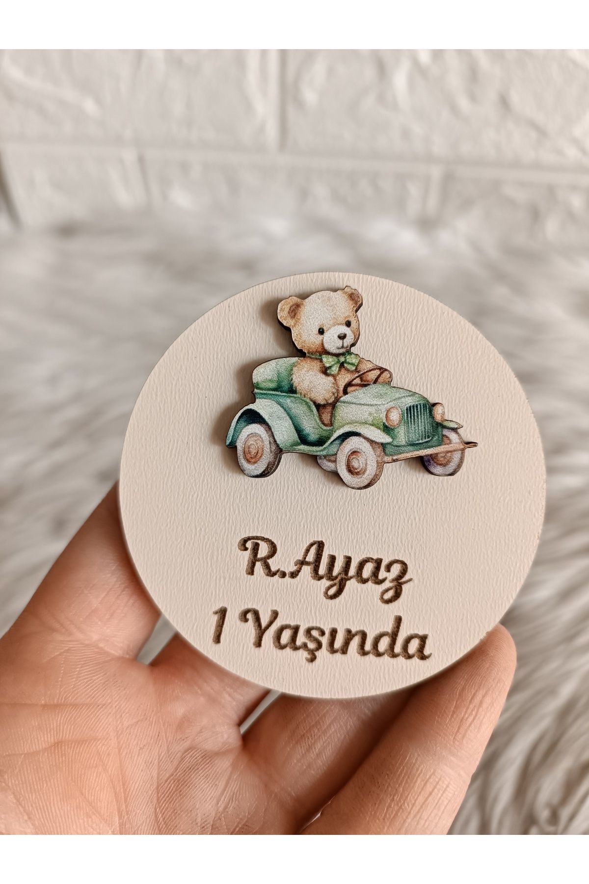 Doğrukan Hediyelik Yeşil arabalı ayıcık figürlü ahşap yenidoğan doğum günü magnet hediyelik (10 adet)