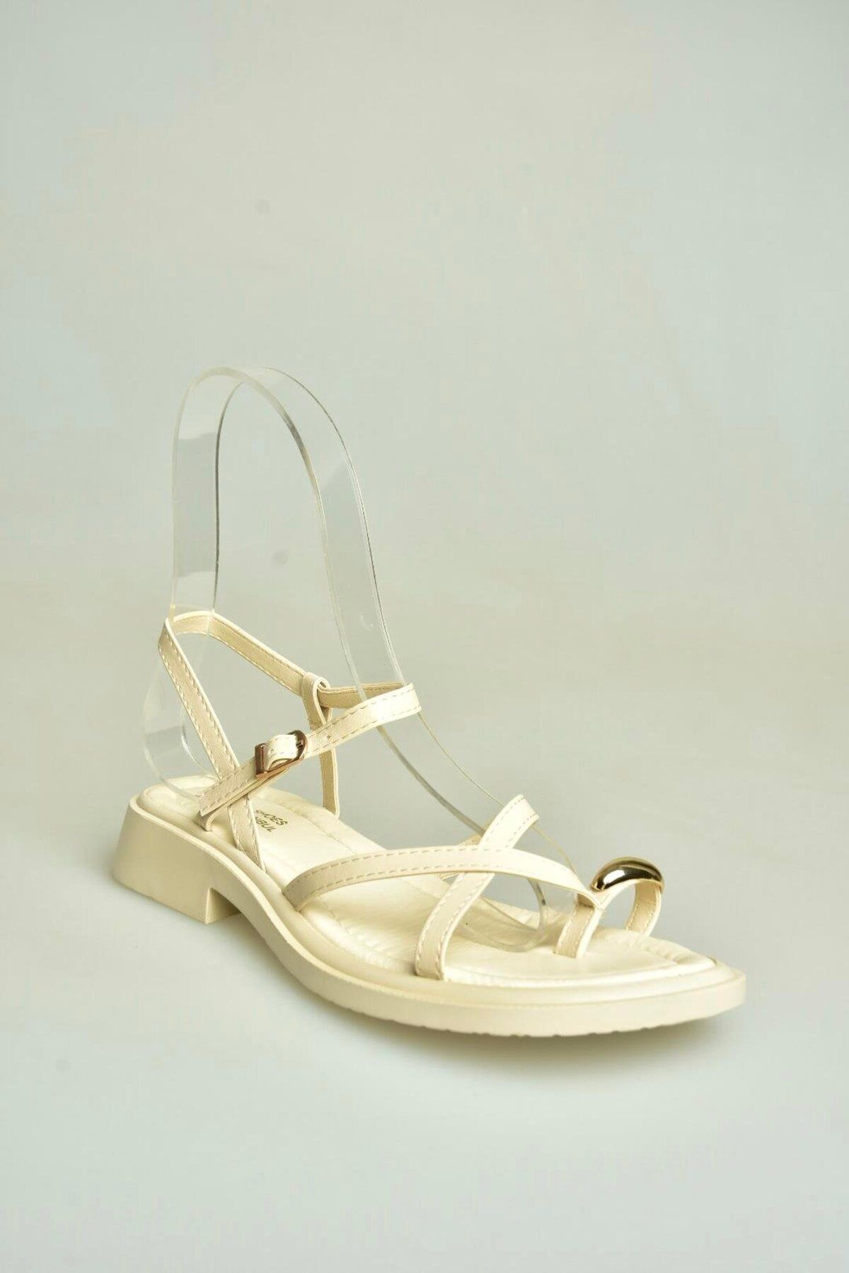 Fox Shoes U267763509 Bej Alçak Topuklu Gold Yüzük Detaylı Kadın Sandalet