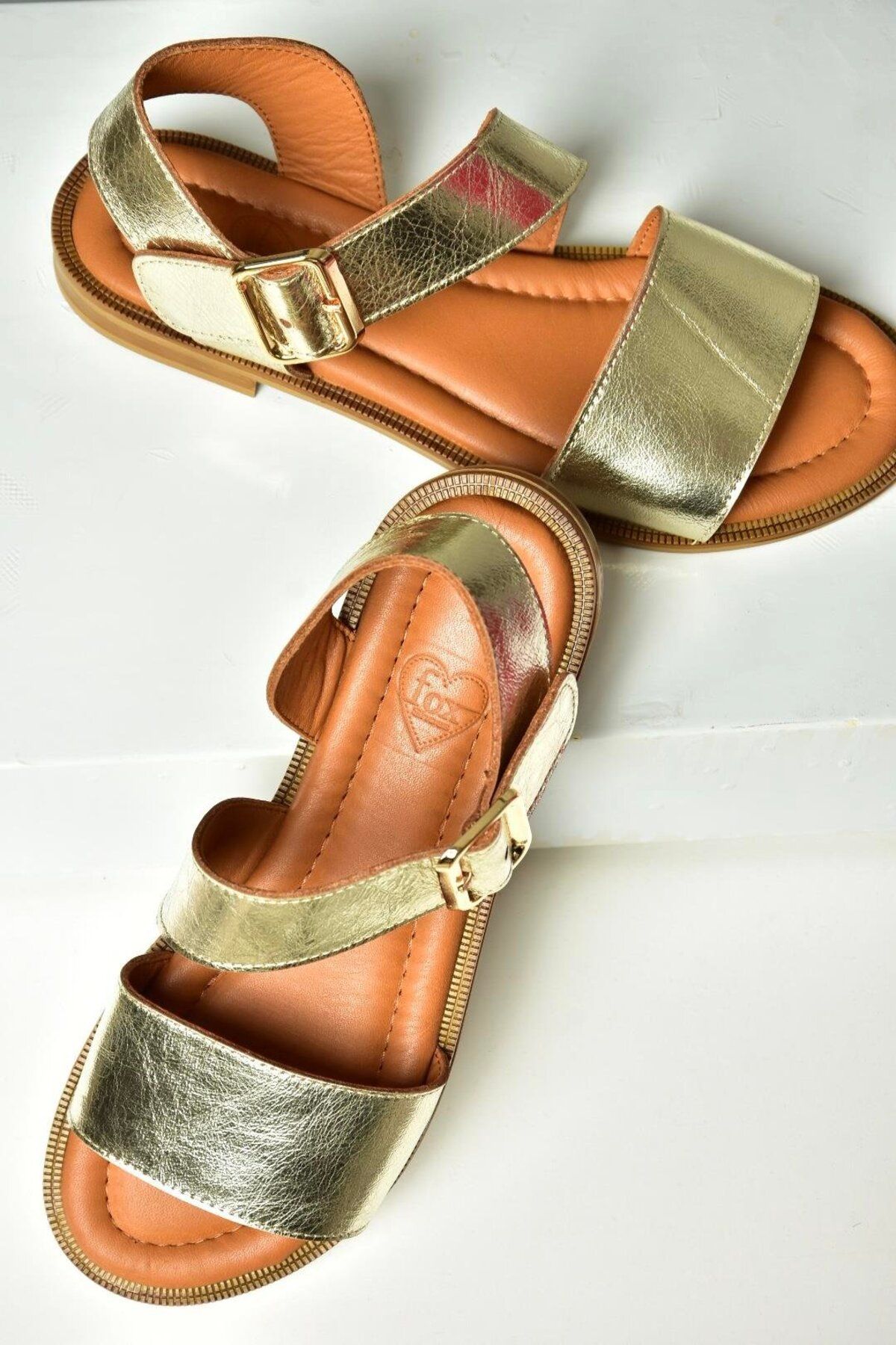 Fox Shoes U944150303 Altın Kalın Bantlı Hakiki Deri Kadın Sandalet