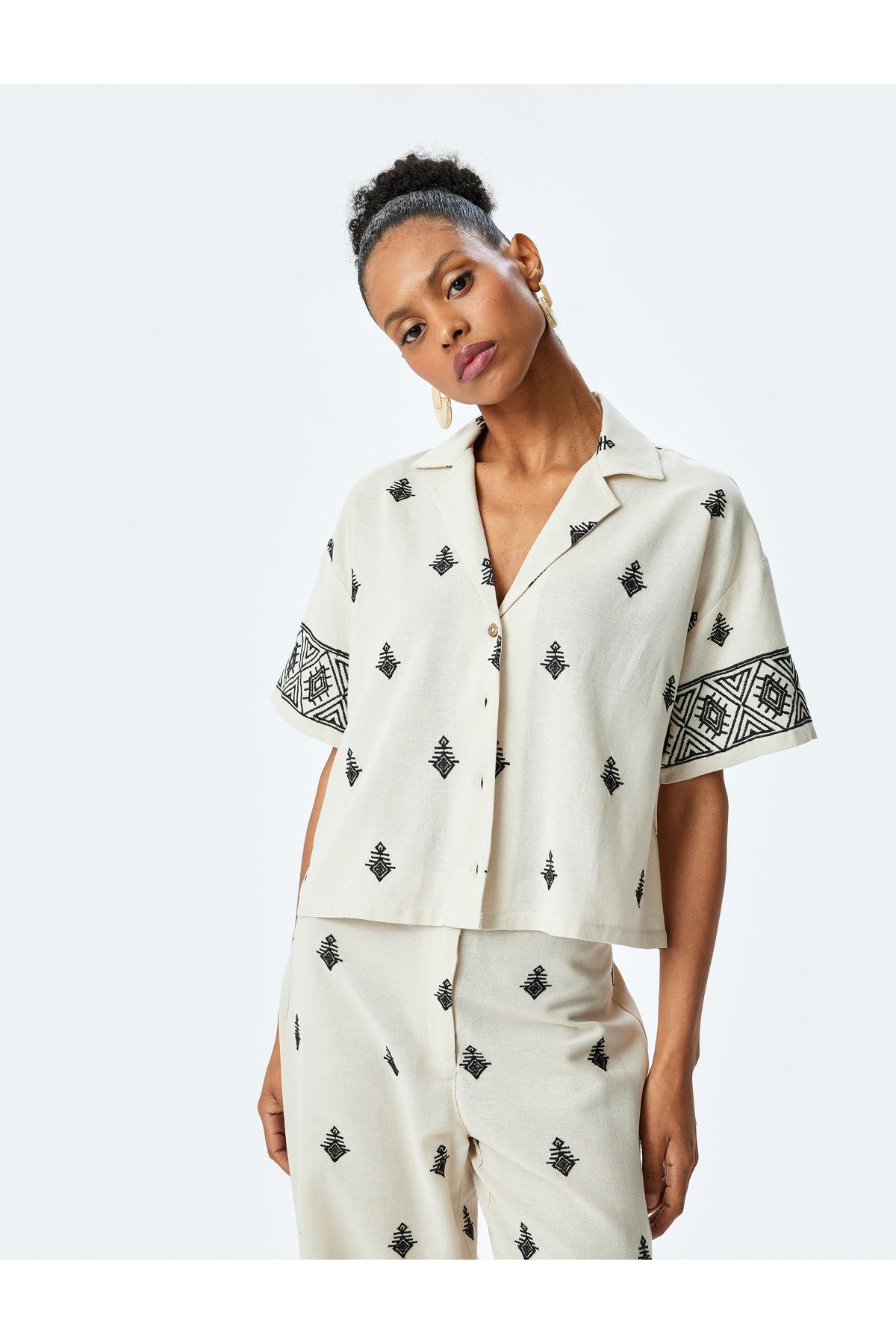 Koton Viskon Etnik Desenli İşlemeli Kısa Kollu Oversize Crop Gömlek