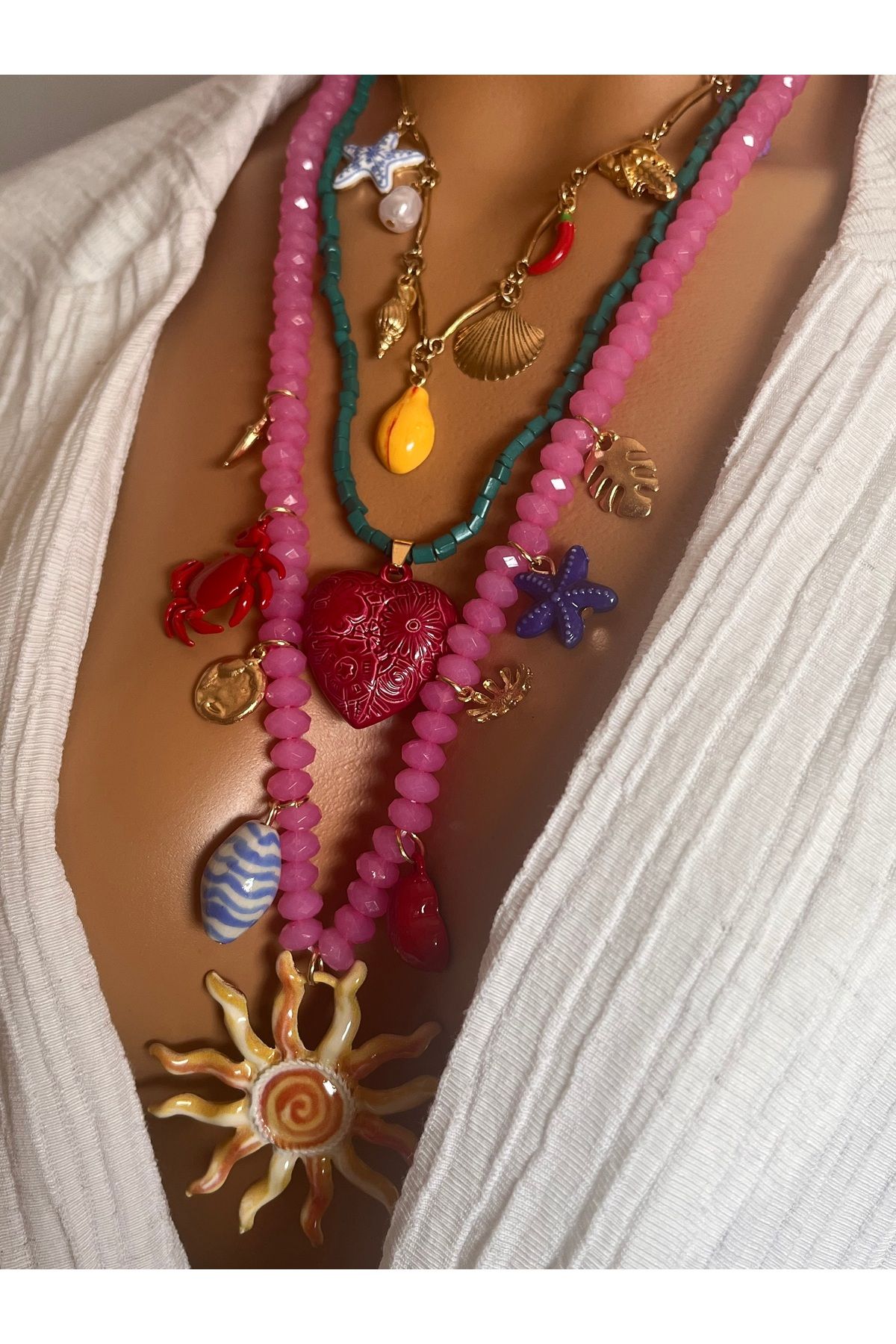 Aka Marka model charm detaylı renkli yazlık kolye
