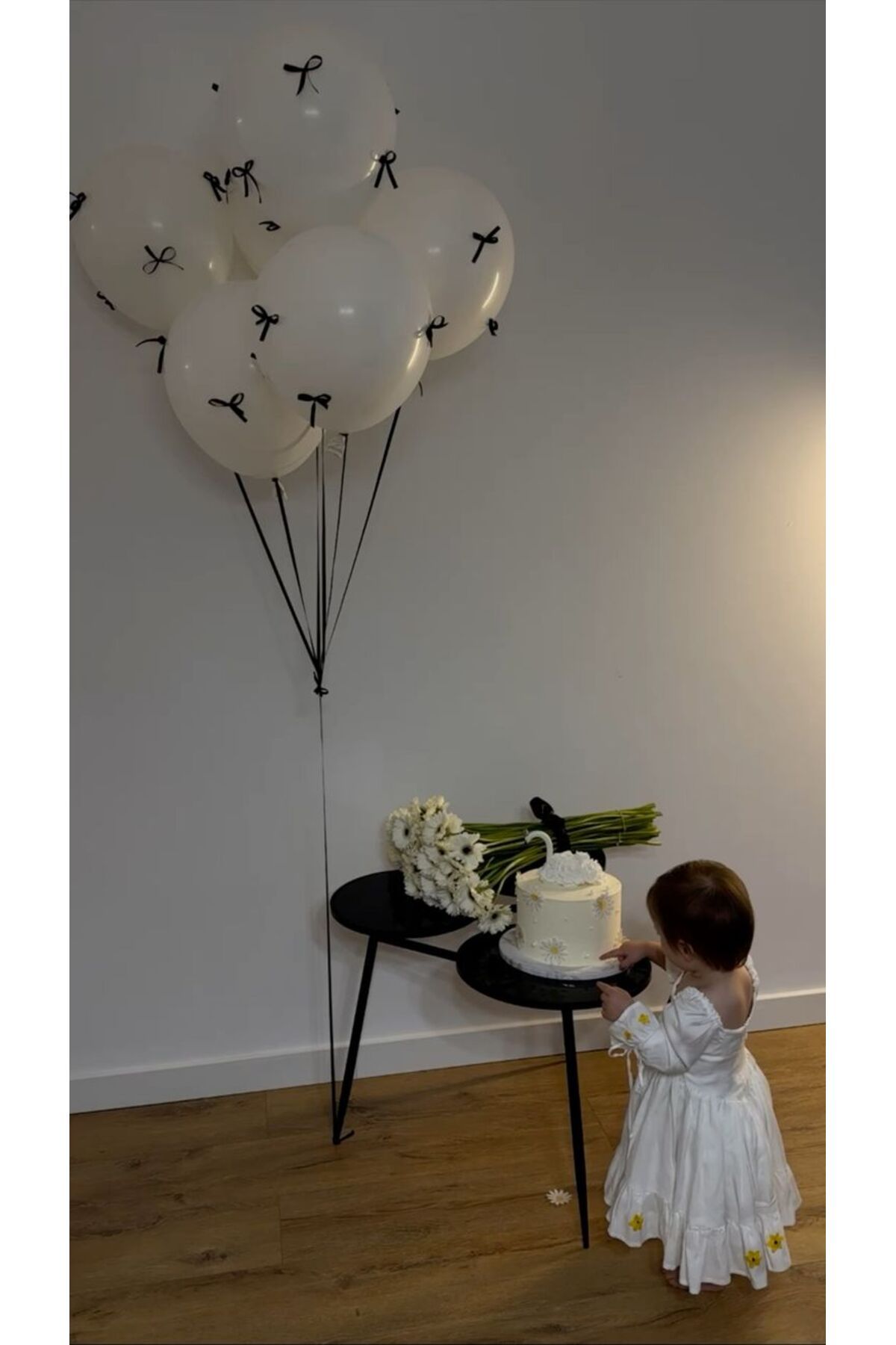 PartyPoo 5'li Beyaz Balon Ve 20 Siyah Fiyonk Seti Doğum Günü Bride To Be Parti Fiyonklu Balon Baby shower