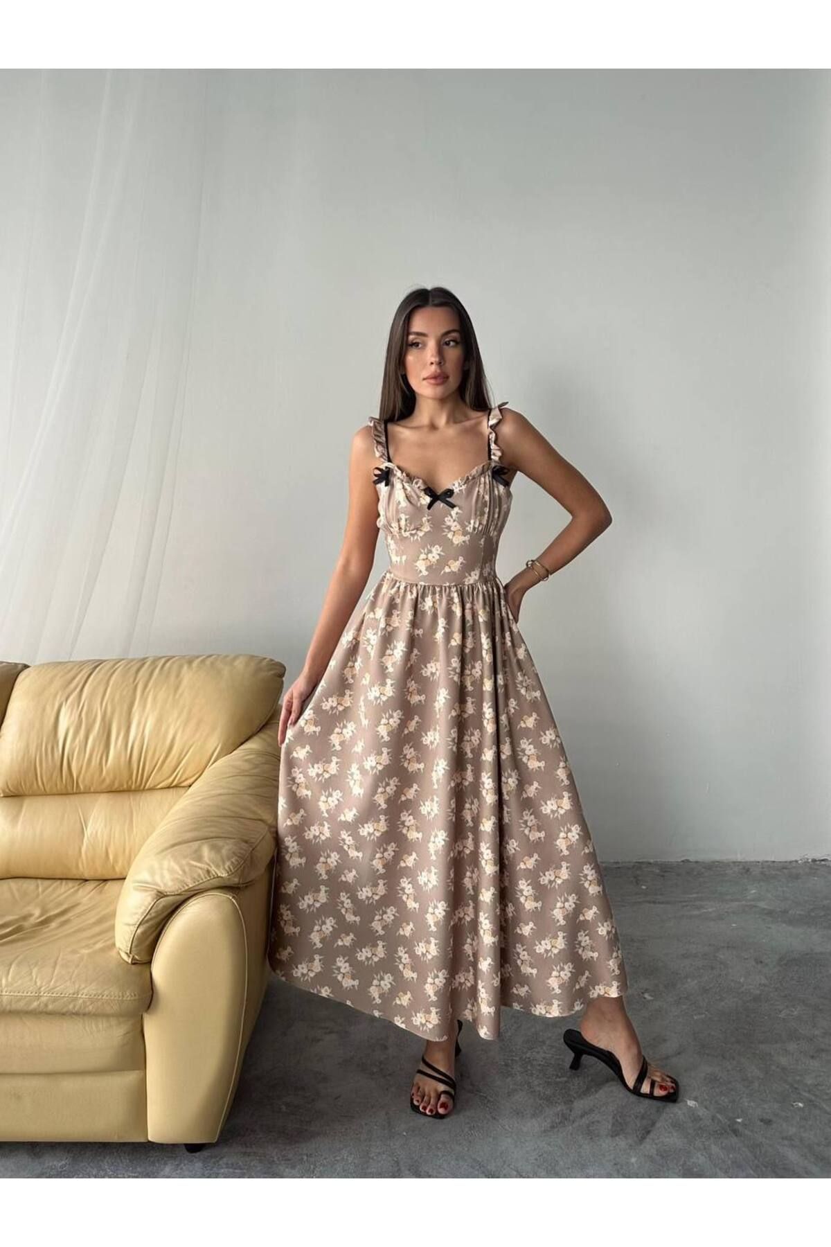 MODA NUR KALIN ASKILI FİYONK DETAYLI DEKOLTELİ RENKLİ ÇİÇEKLİ ELBİSE