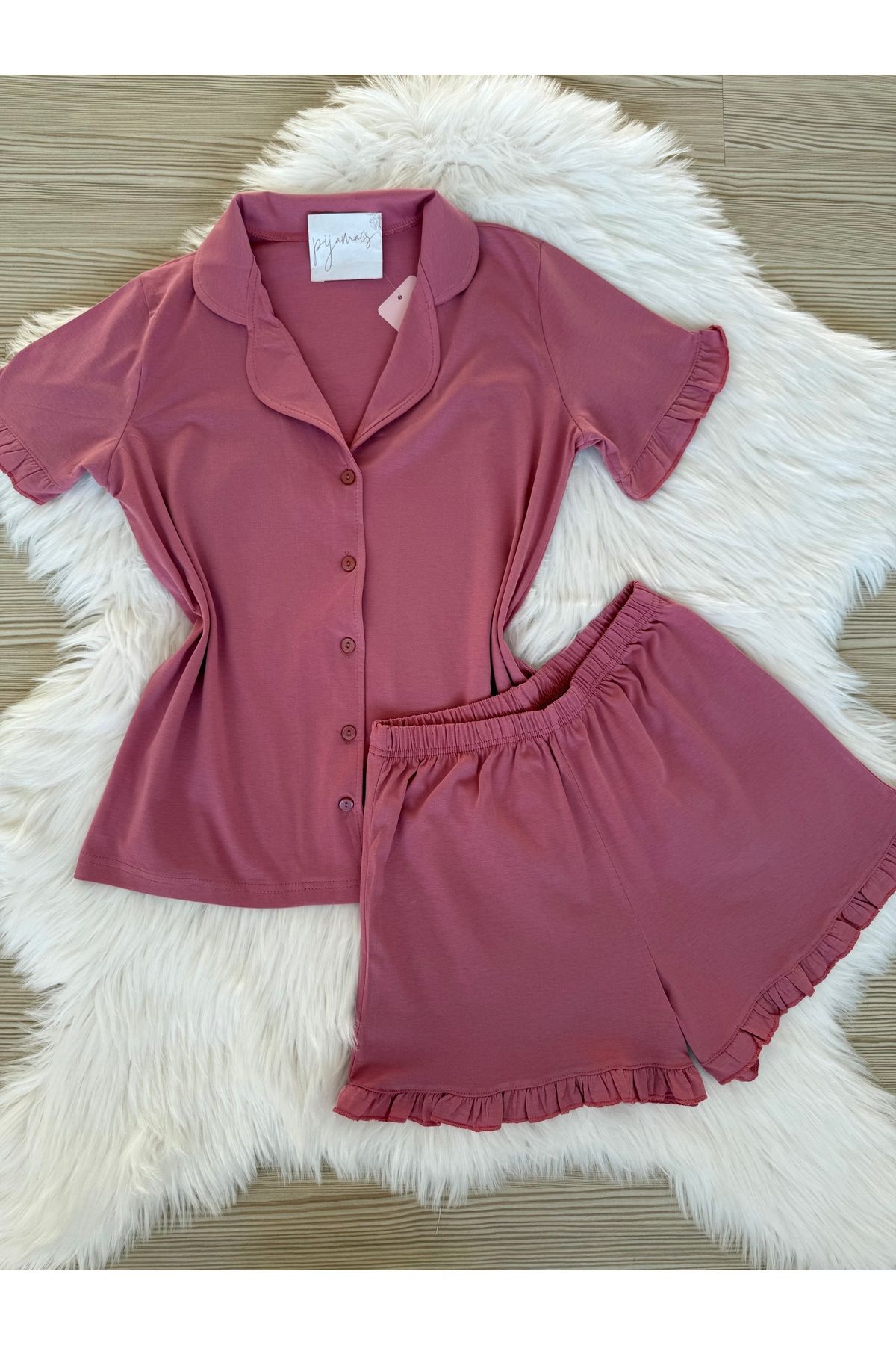 Pijamacs Gül Kurusu Pamuklu Kol ve Paça Fırfır Detaylı Kısa Kol Önden Düğmeli Şortlu Pijama Takımı