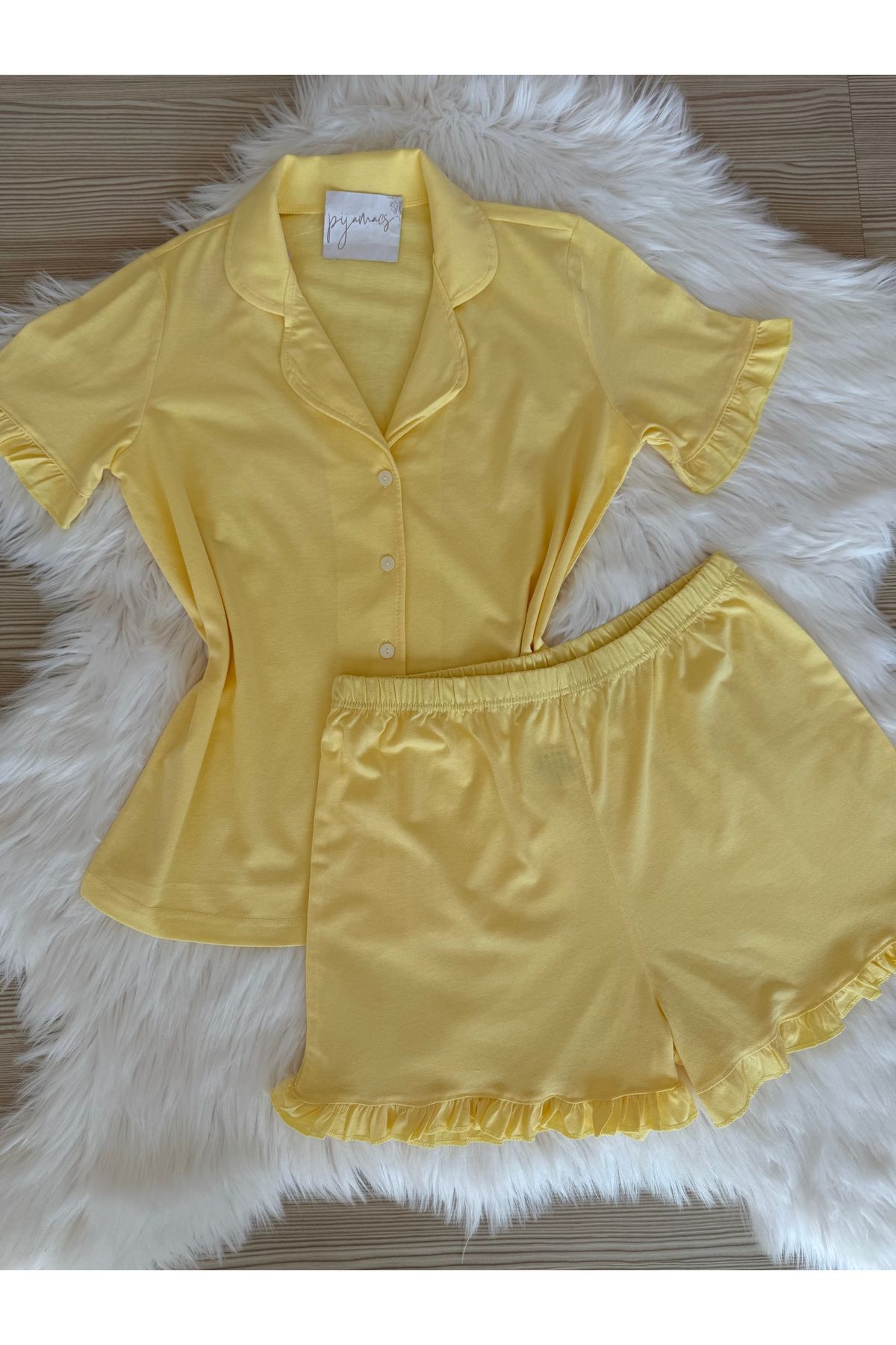 Pijamacs Sarı Pamuklu Kol ve Paça Fırfır Detaylı Kısa Kol Önden Düğmeli Şortlu Pijama Takımı