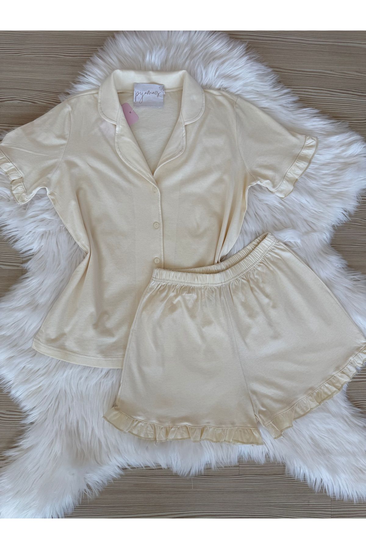 Pijamacs Ekru Pamuklu Kol ve Paça Fırfır Detaylı Kısa Kol Önden Düğmeli Şortlu Pijama Takımı