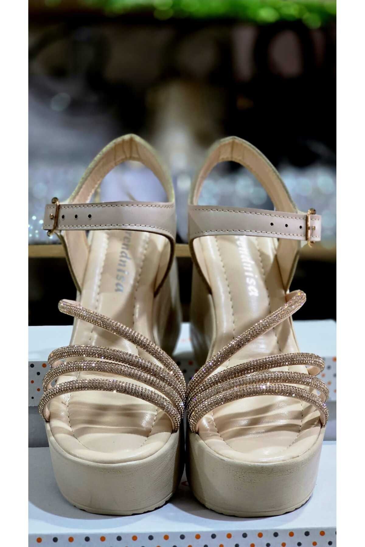 Shoes'n Kadın Dolgu Topuk Taşlı Sandalet