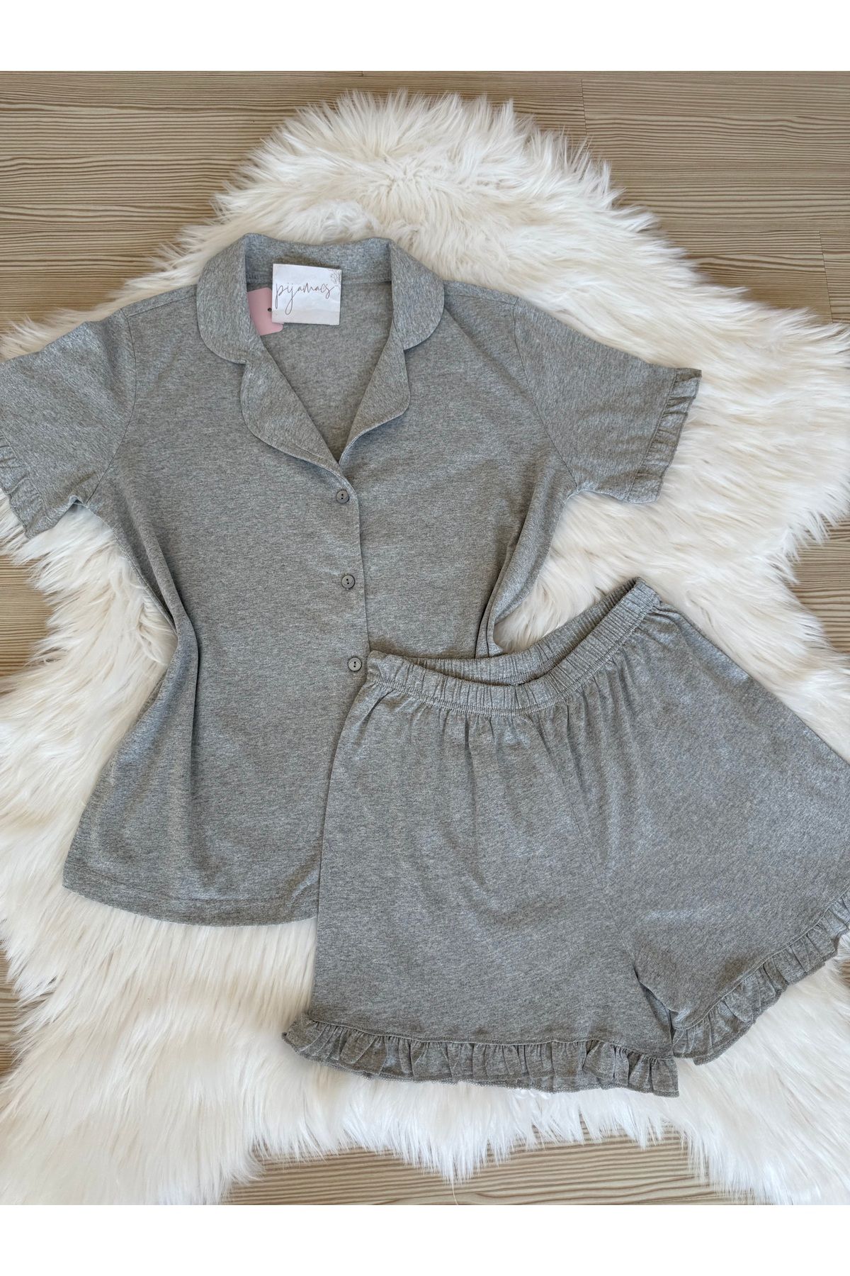 Pijamacs Gri Melanj Pamuklu Kol ve Paça Fırfır Detaylı Kısa Kol Önden Düğmeli Şortlu Pijama Takımı