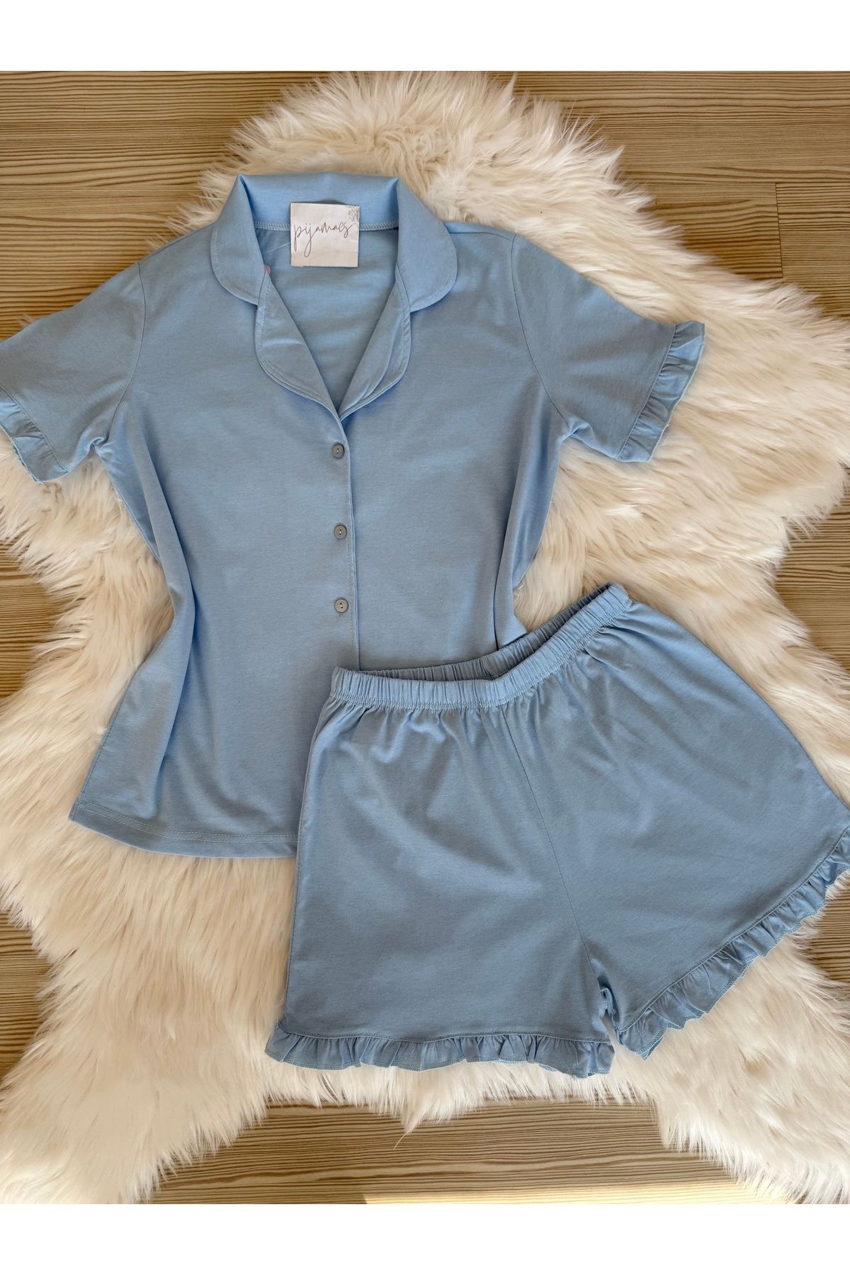 Pijamacs Bebe Mavisi Pamuklu Kol ve Paça Fırfır Detaylı Kısa Kol Önden Düğmeli Şortlu Pijama Takımı