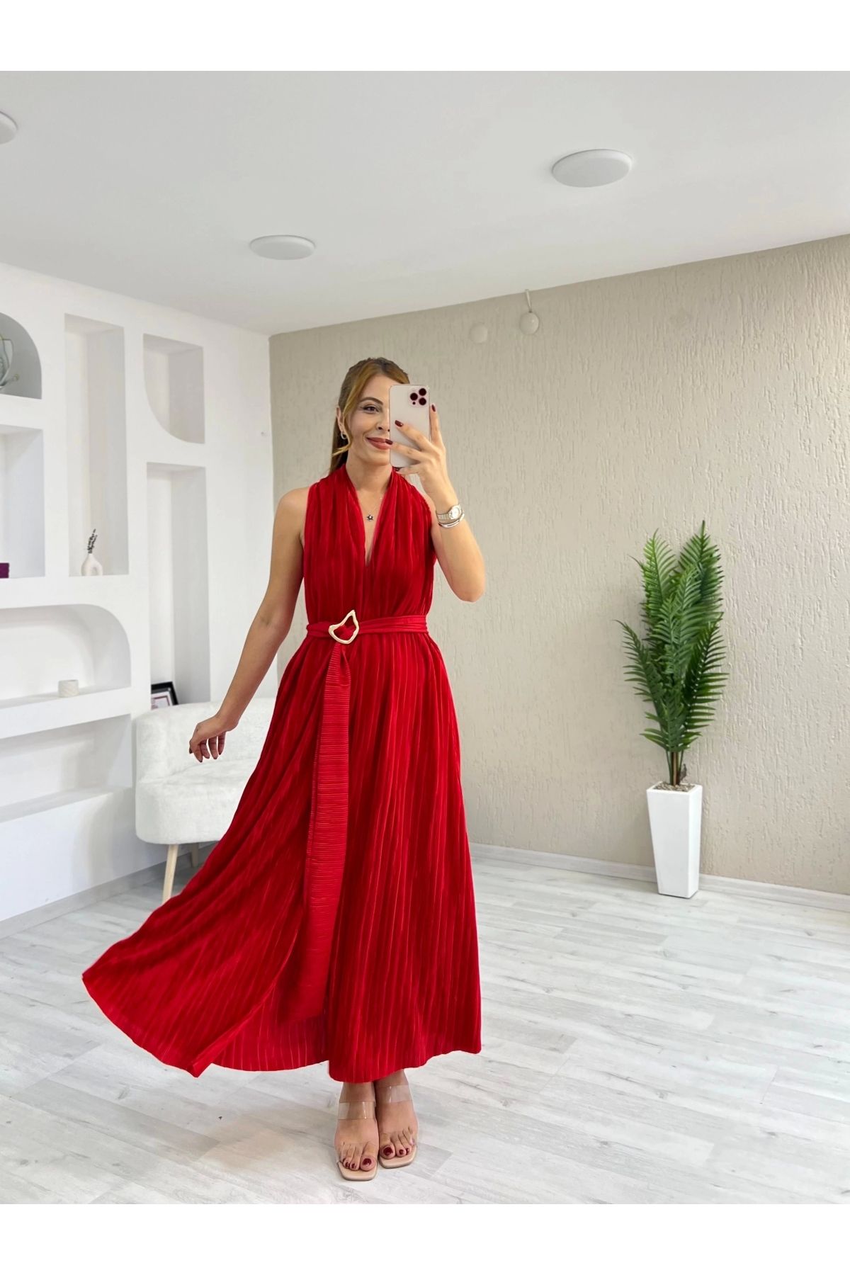 İrka Moda Krinkıl Kumaş Pliseli Toka Detay Elbise Kırmızı