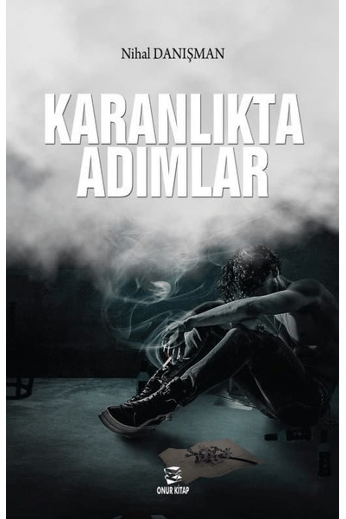 Onur Kitap Karanlıkta Adımlar