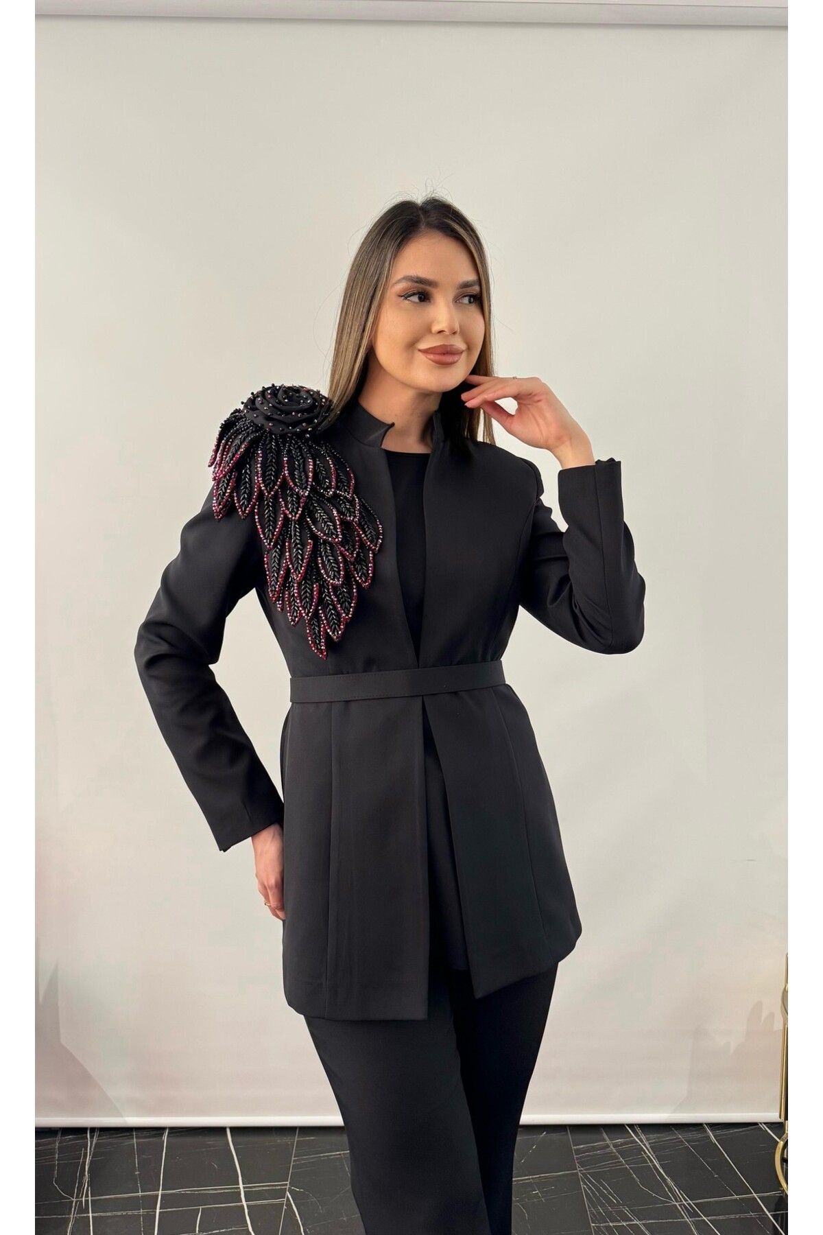 White Corner 3239 YAPRAK DESEN ÜZERİ TAŞ İŞLEMELİ TASARIM TAKIM