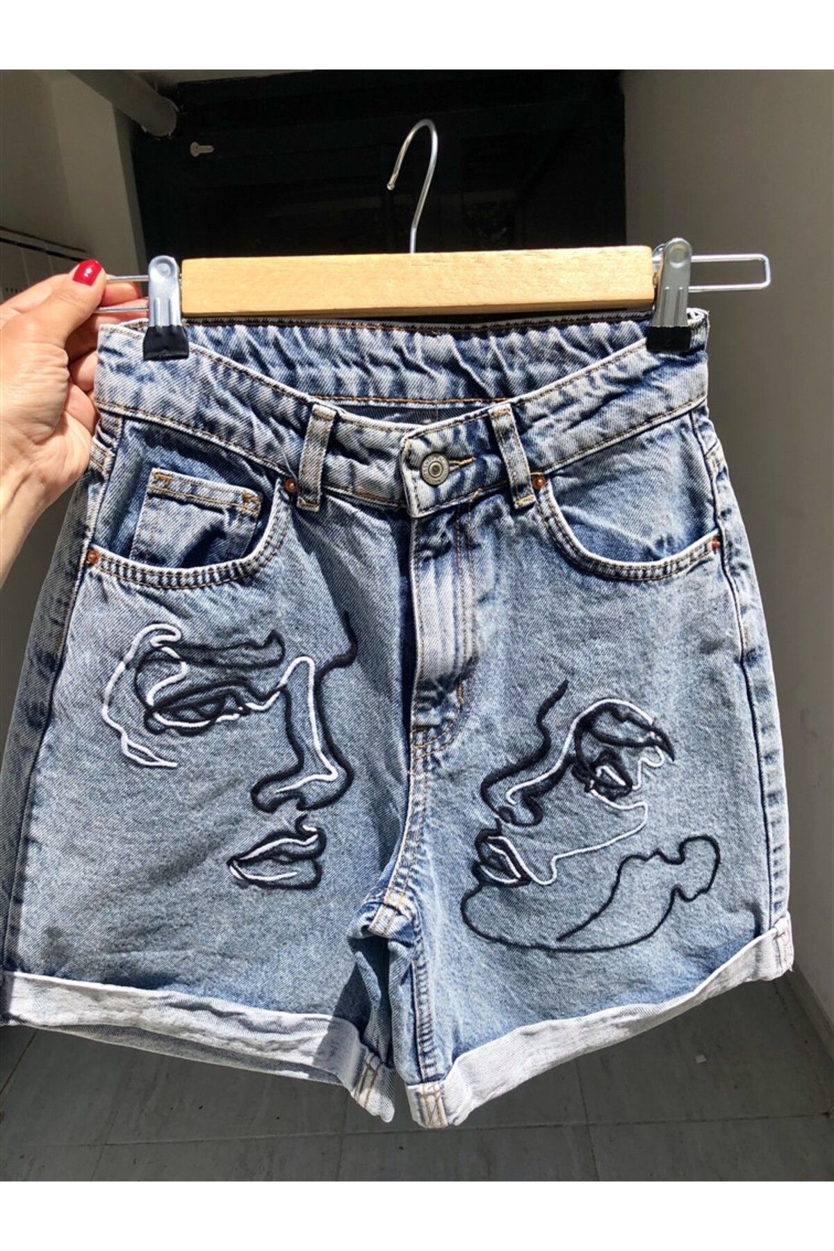 Gözde Tasarım Butik KADIN TAŞLANMIŞ MAVİ YÜKSEK BEL ARA BOY SİLÜET YÜZ NAKIŞ İŞLEMELİ KOT ŞORT