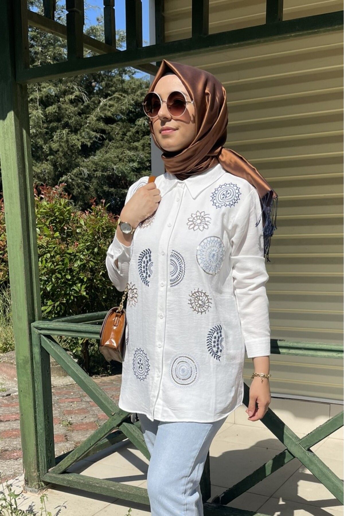 Tuğba Sarı Etnik Pul ve Nakış İşlemeli Gömlek