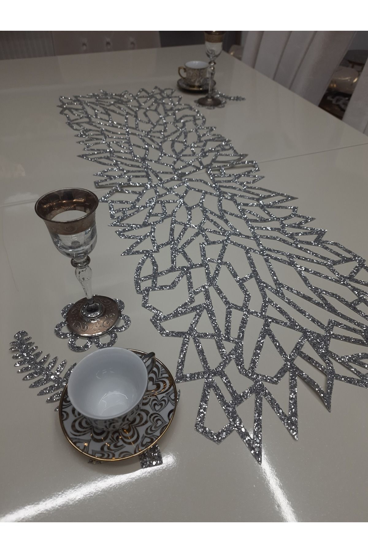 Elioure Parlak Masa Koşusu, 100x33cm, Simli Deri, Yaprak ve Çiçek Detayları, Hediye