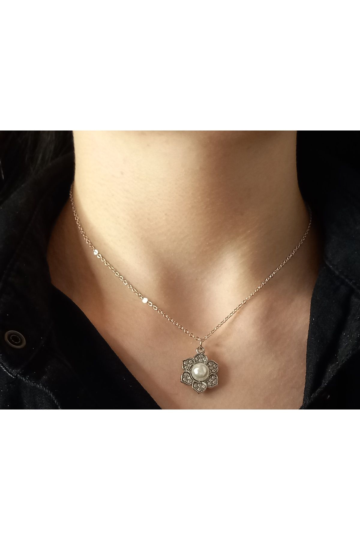 Crystal Atelier Kadın İnci Detaylı Gümüş Kaplama Çelik Kartanesi Kolye-Gümüş Rodyumlu Zirkon Taşlı Kartanesi Kolye