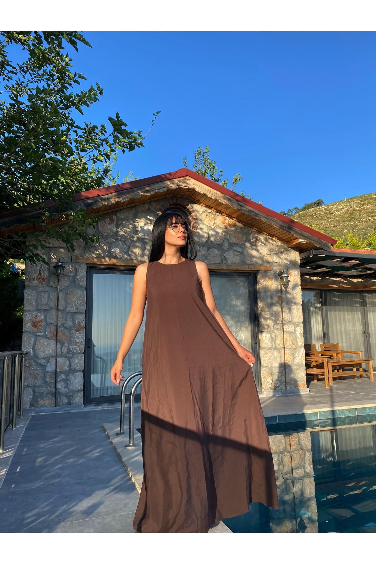 Butik "Yumuşak Kumaş, Rahat Kesim, Uzun Acı Kahve Elbise"