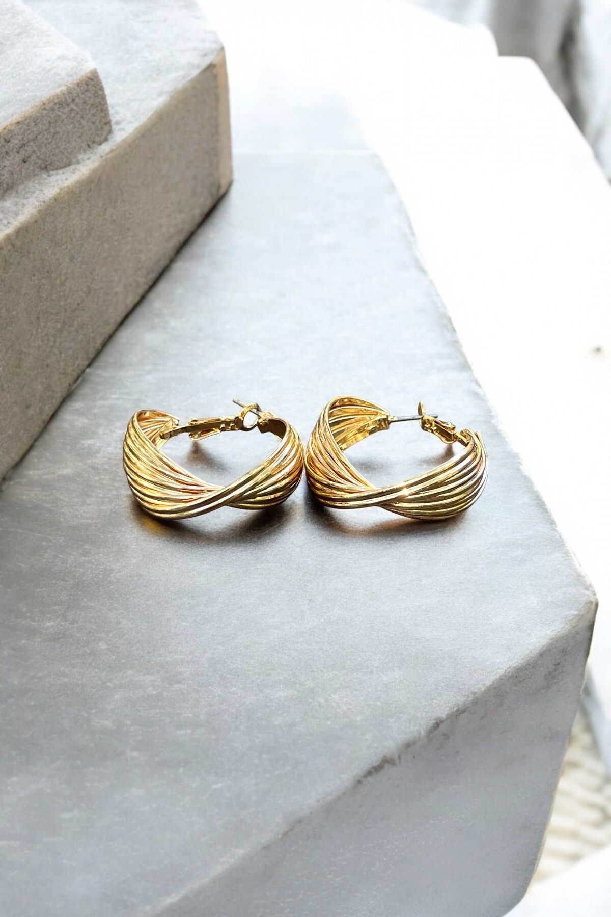 suda Rose Gold Renk Spiral Formlu Geniş Halka Küpe