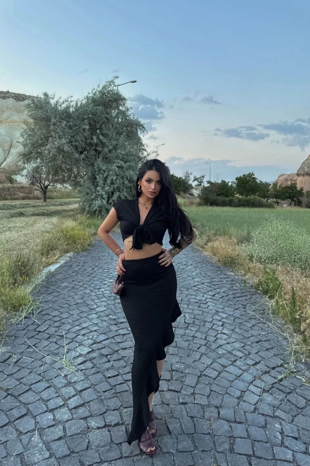 MOZENA Önden Bağlamalı Crop Asimetrik Yırtmaçlı Etek İkili Takım