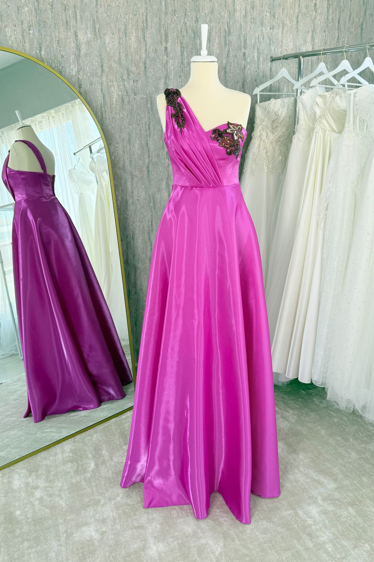 Lenta Moda Fuşya Renk Tek Omuz Drapeli ve Dantel Detaylı Maxi Saten Abiye Ve Gece Elbisesi