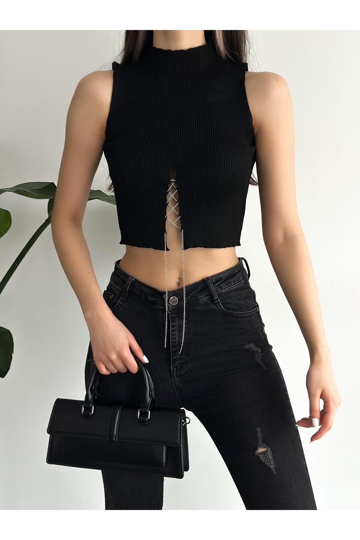 SHEMALL LUXURY Zincir Detaylı Siyah Dekolteli Crop Bluz 25526