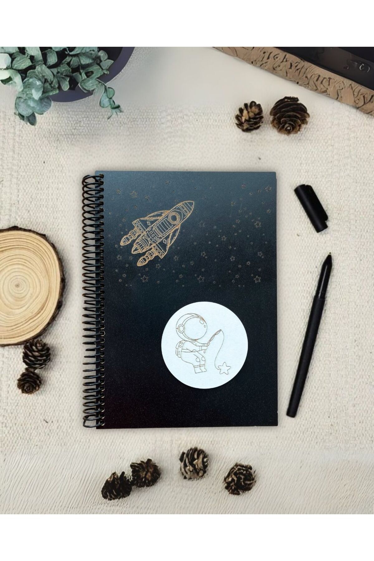 Tasarım Siyah Defter Astronot Figürlü Uzay Temalı Ahşap Kapaklı Siyah Yapraklı Anı Defteri – Günlük, Şiir Defteri, Albüm