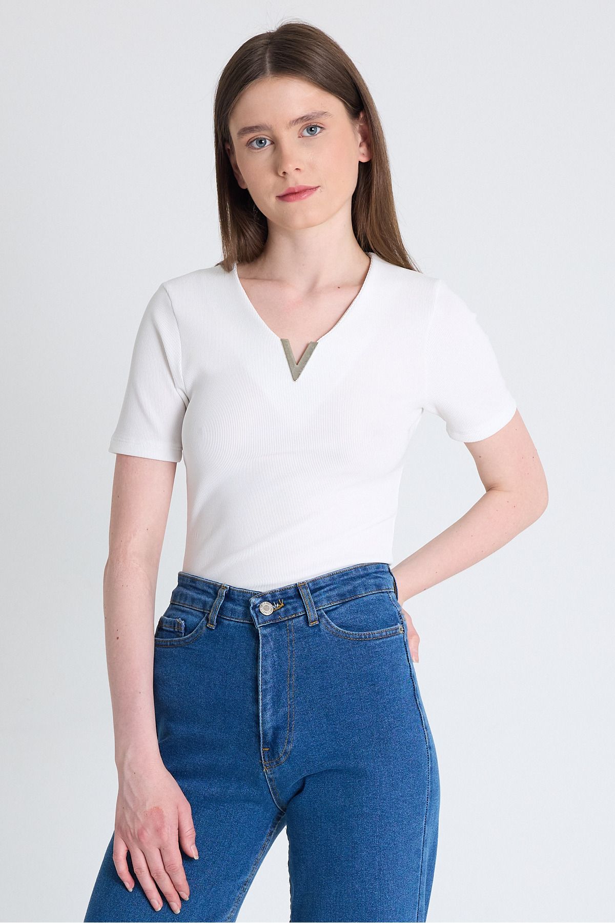 Rays Beyaz V Yaka Aksesuar Detaylı Slim Fit Tişört 9206M