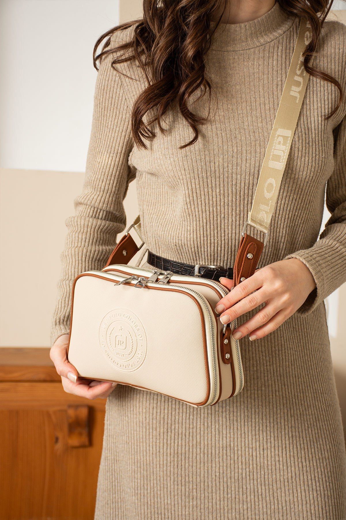 Just Polo Bonnie 6000 LK Suni Deri Marka Baskılı 5 Bölmeli Kadın Postacı Ve Omuz Çantası (Ebat:26x16 Cm)