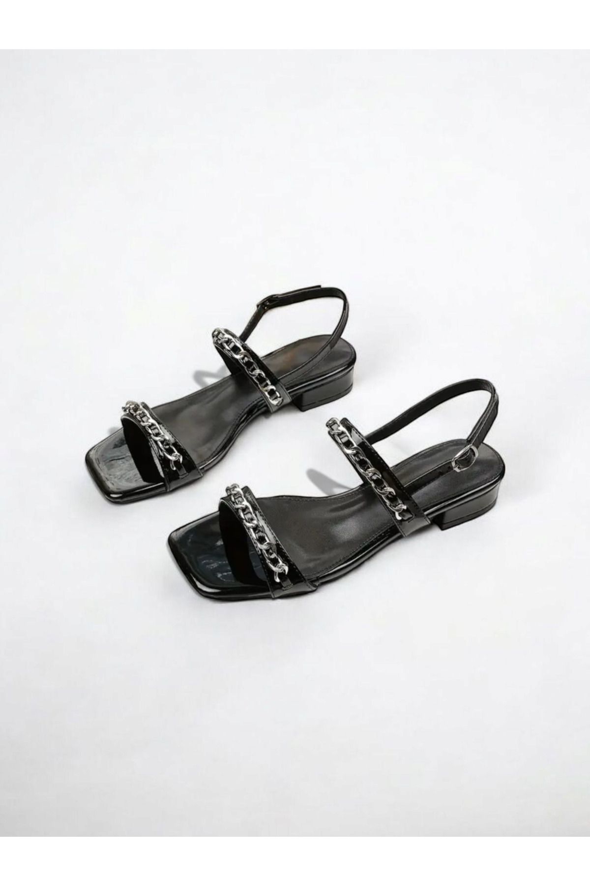 Shoes Zincir detay siyah rugan 3,5cm topuk boy kadın sandalet