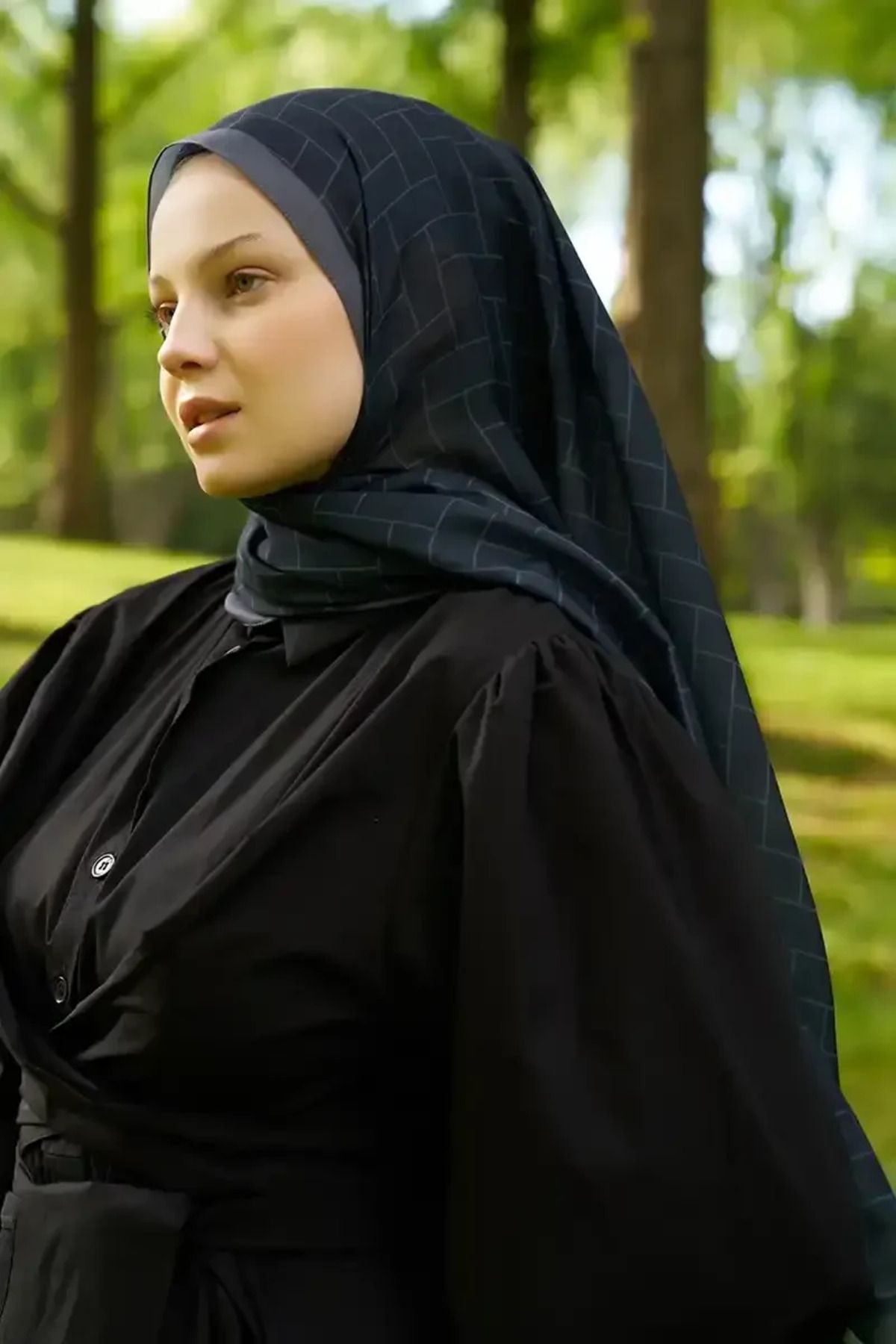 Madame Polo-Hyper Geometric Pattern Shawl - Black 3
