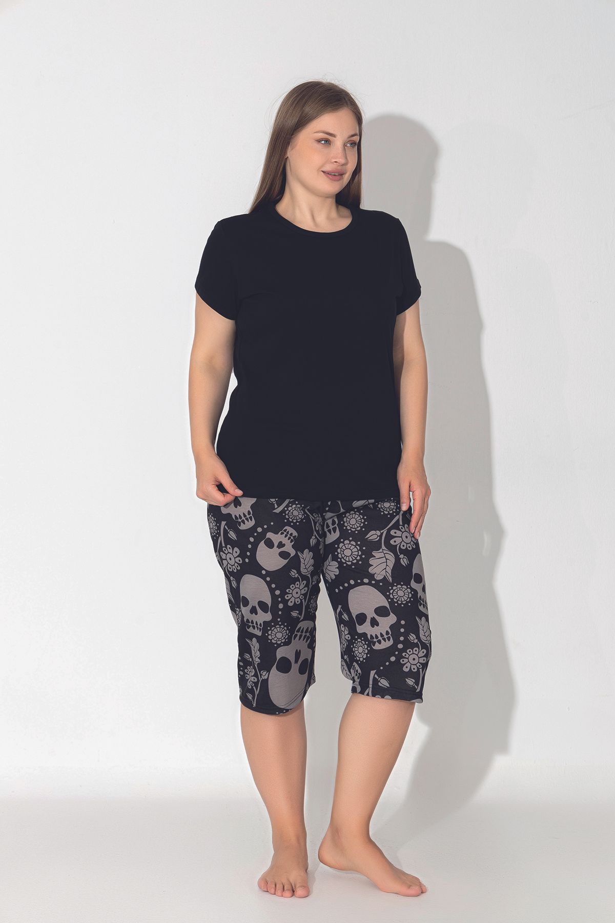 ModaLeaf Siyah Renkli Baskılı Kısa Kollu Rahat Kesim Büyük Beden Kapri Pijama Takımı