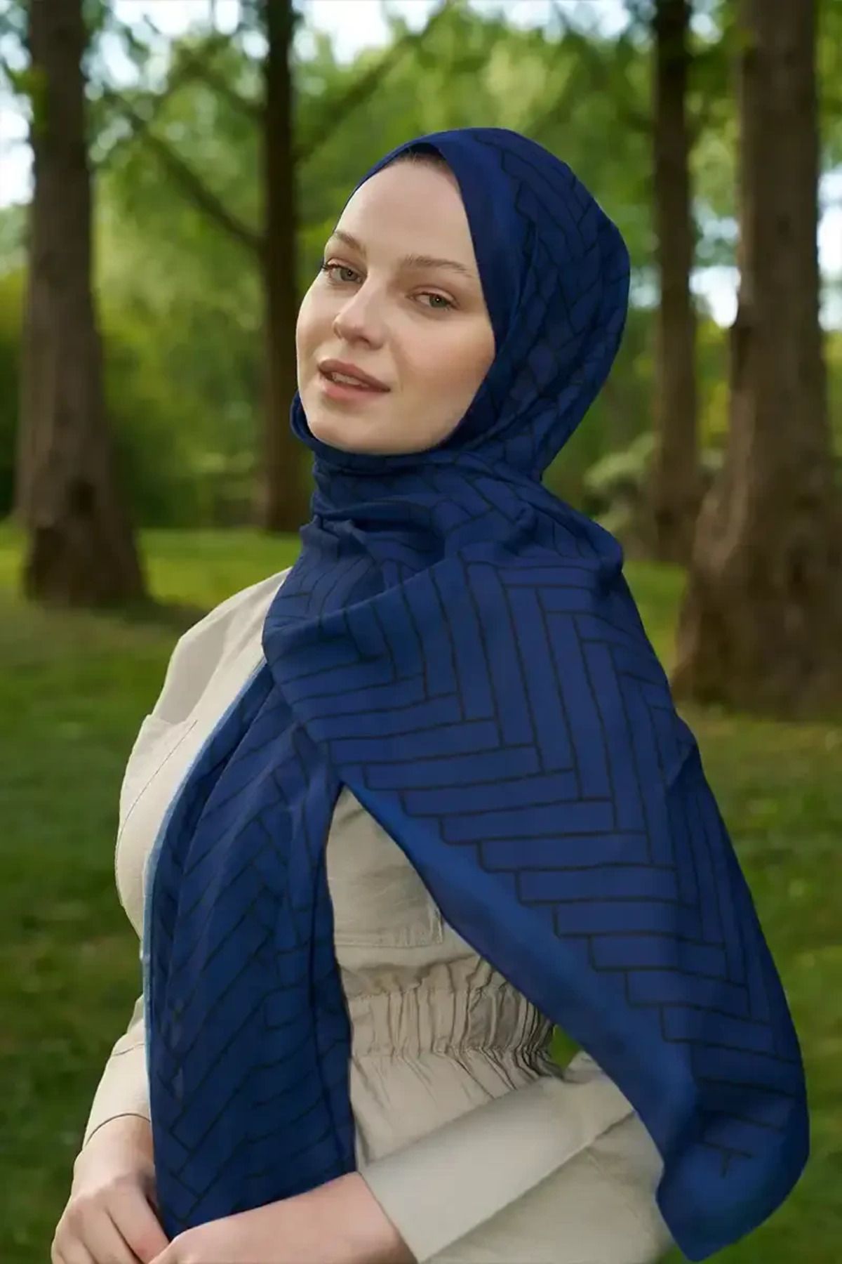 Madame Polo-Hyper Zigzag Pattern Shawl - Navy Blue 2