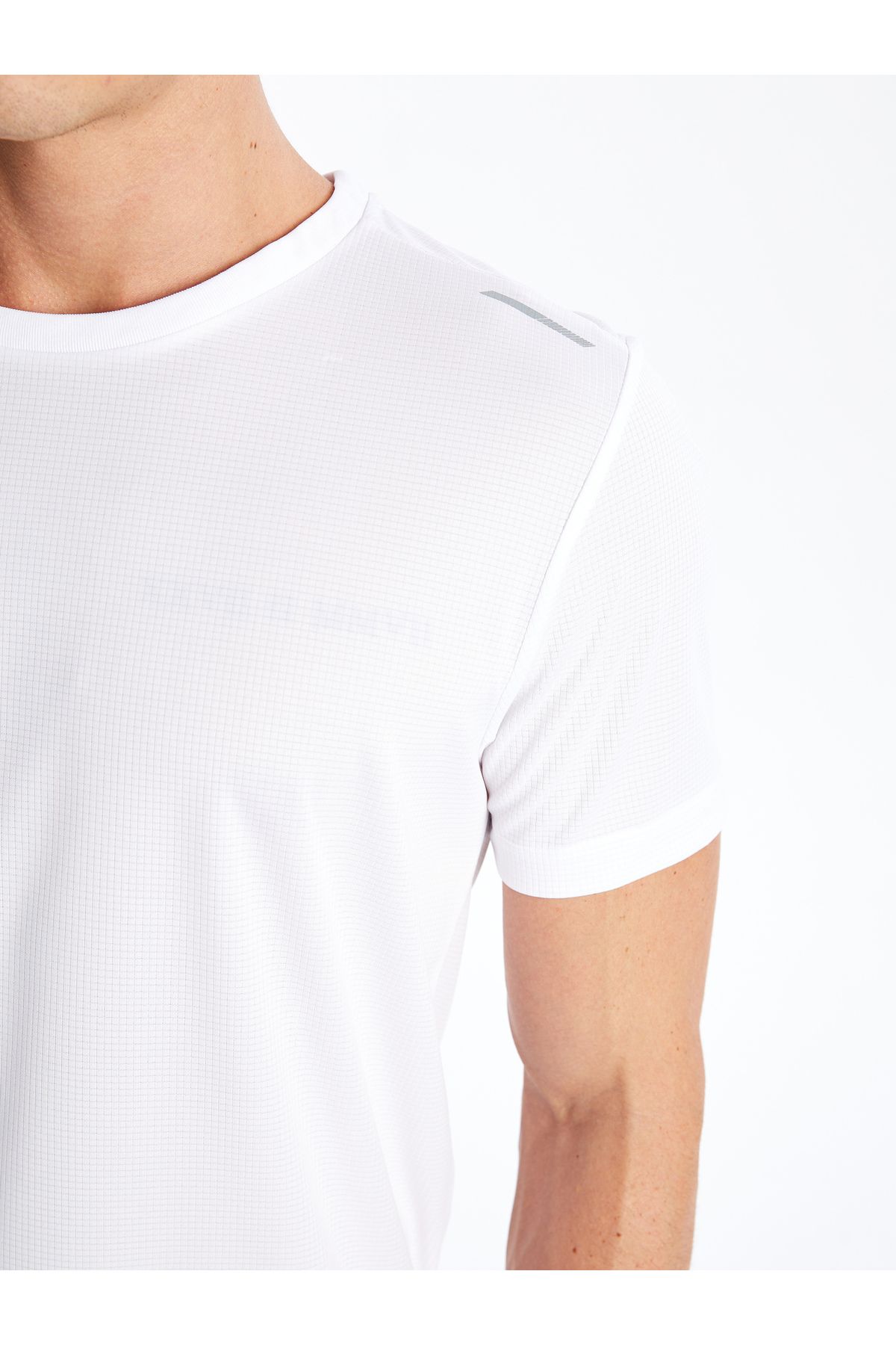 LC Waikiki-Kurzärmliges Herren-Sport-T-Shirt mit Rundhalsausschnitt 3