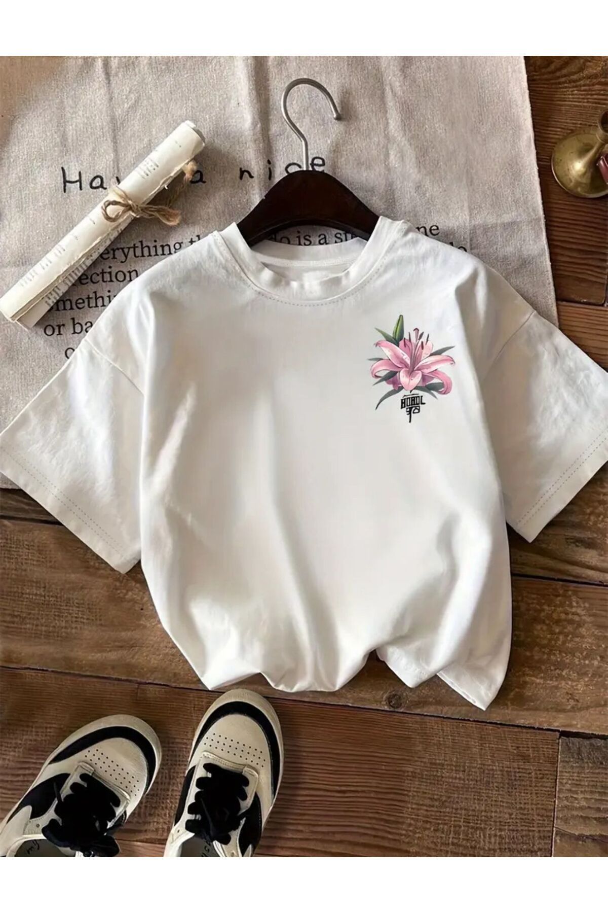 caddekombin Pembe Zambak Göğüs Baskılı Pamuk Penye Beyaz Tişört