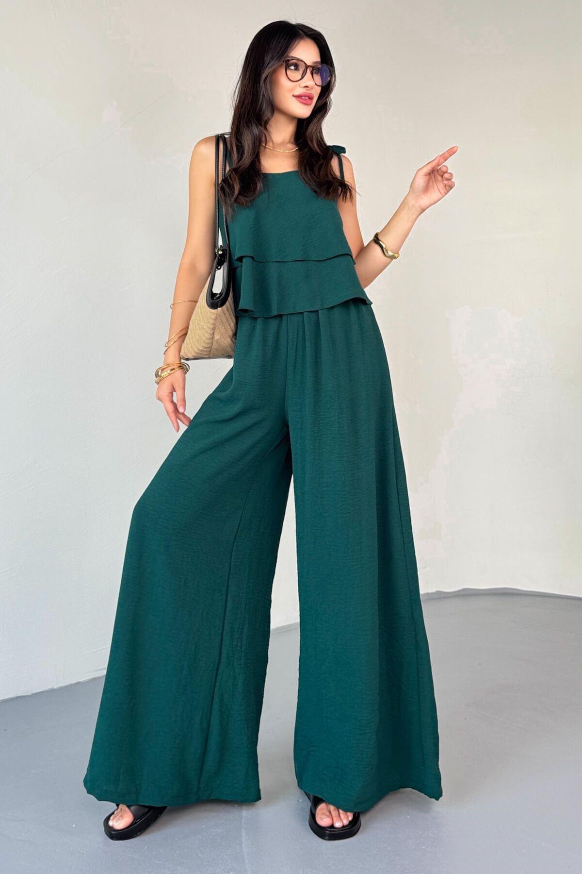 Cappmoda TKM-13323 Zümrüt Ayarlanabilir Askılı Dökümlü Bluz & Bel Lastikli Salaş Pantolon Koton İkili Takım