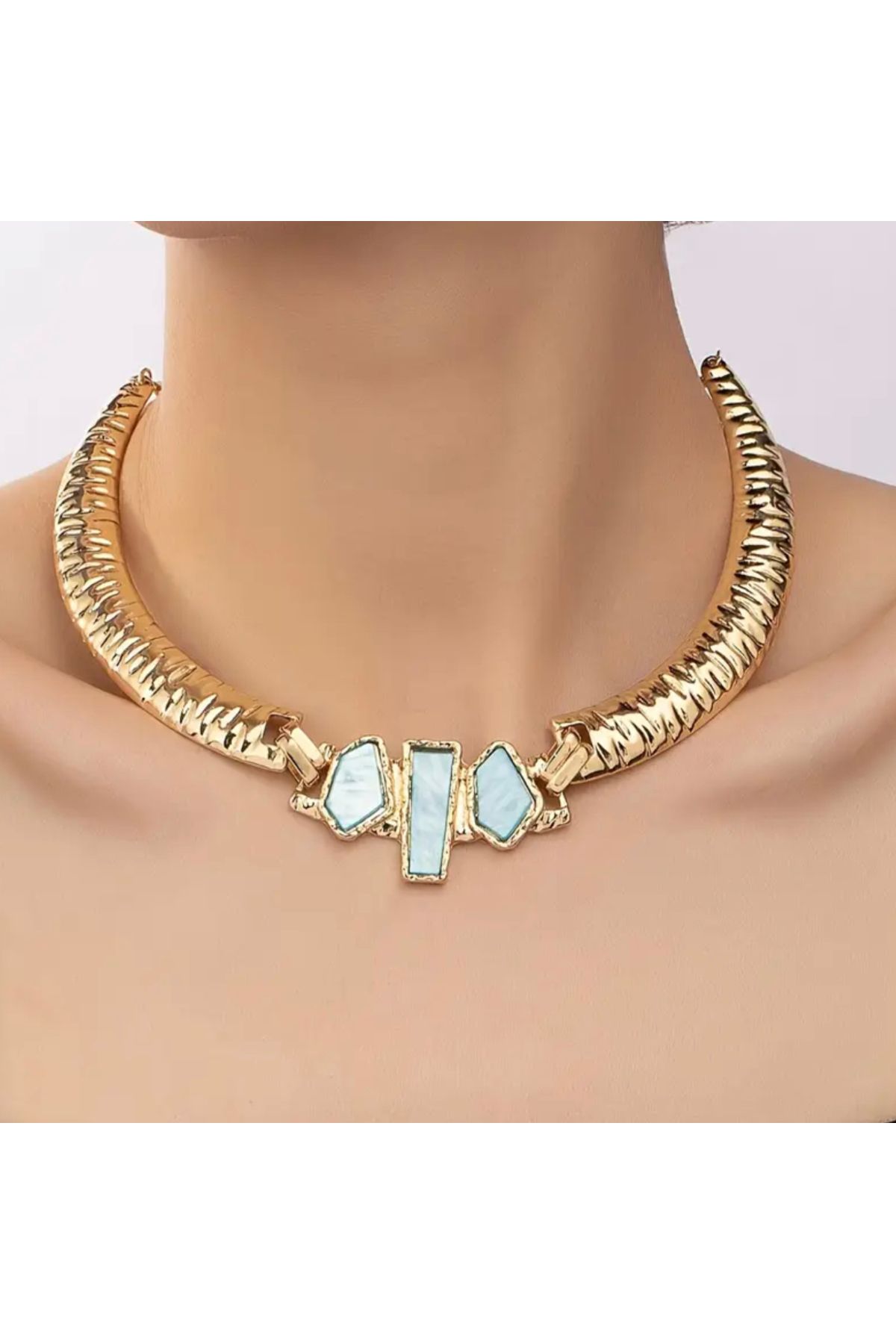 NISHPOINT ALTIN RENGİ MAVİ TAŞ DETAYLI LÜKS CHOKER KOLYE