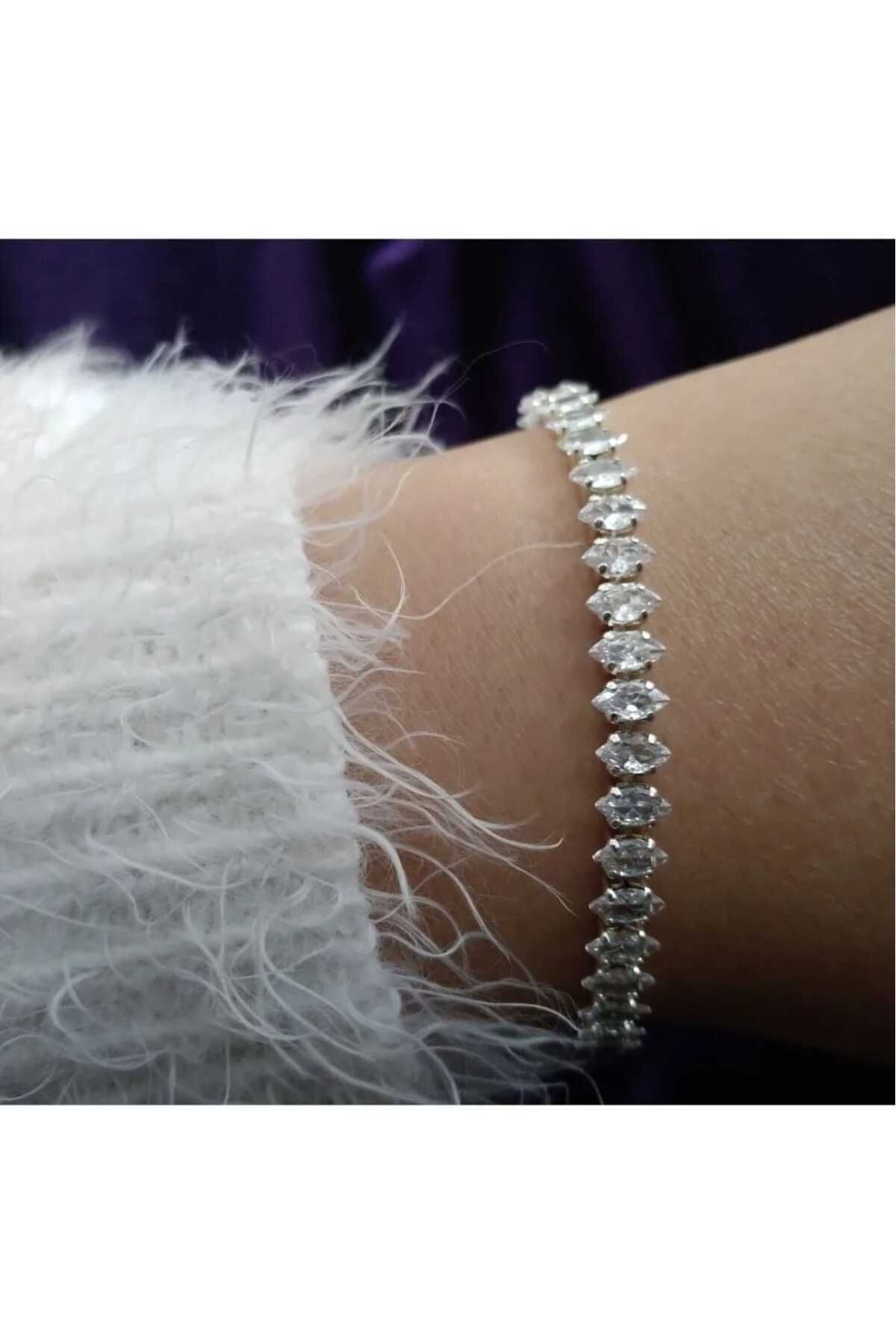 Butik Gümüş Renk Zirkon Taşlı Mekik Model Su Yolu Çelik Bileklik