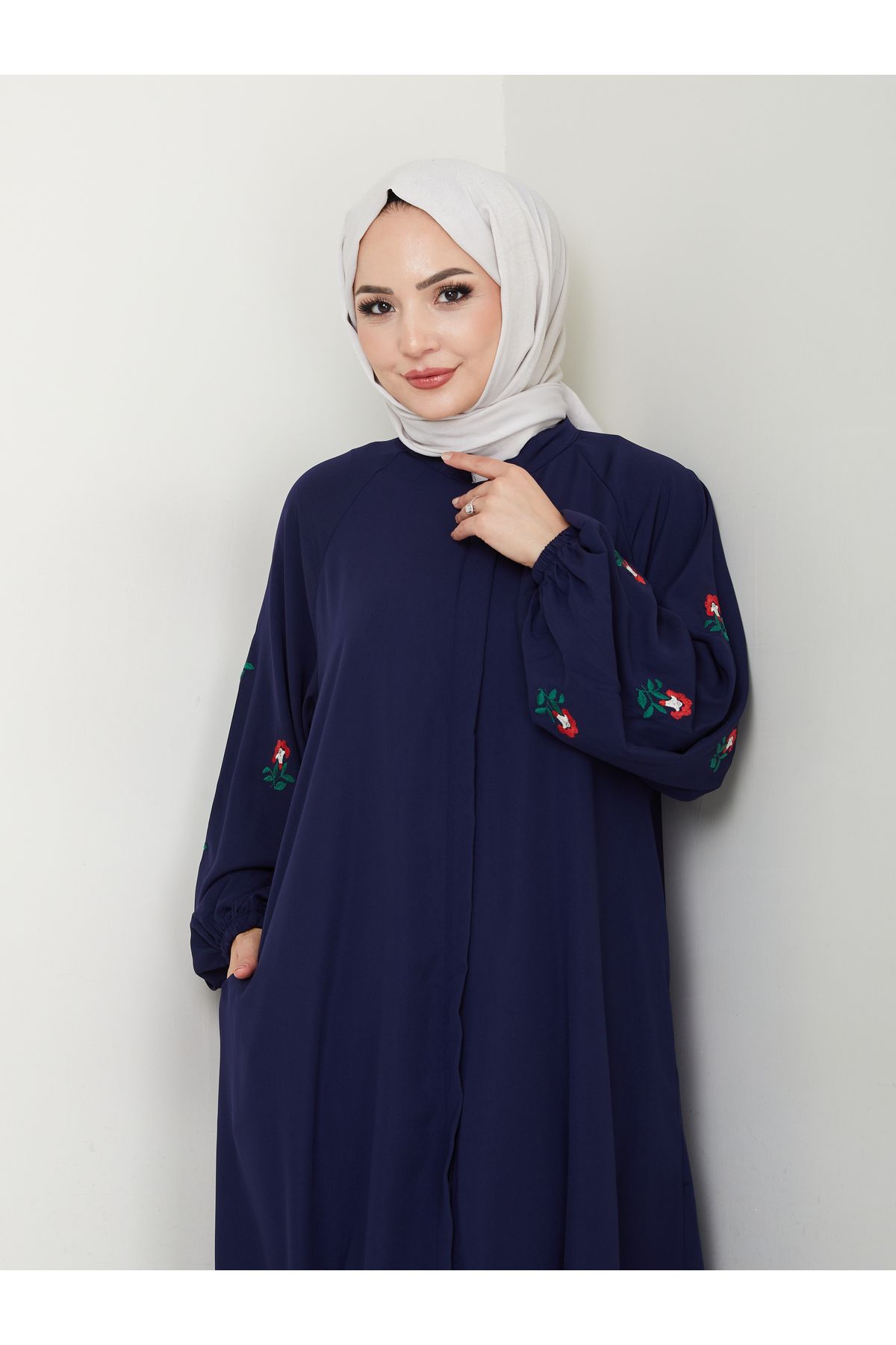 MY QILAM 10NUMARA MODA TESETTÜR GIYIM KADIN ÇIÇEK DESENLI MEDINE IPEĞI FERMUARLI CEPLI FERACE Lacivert ABAYA