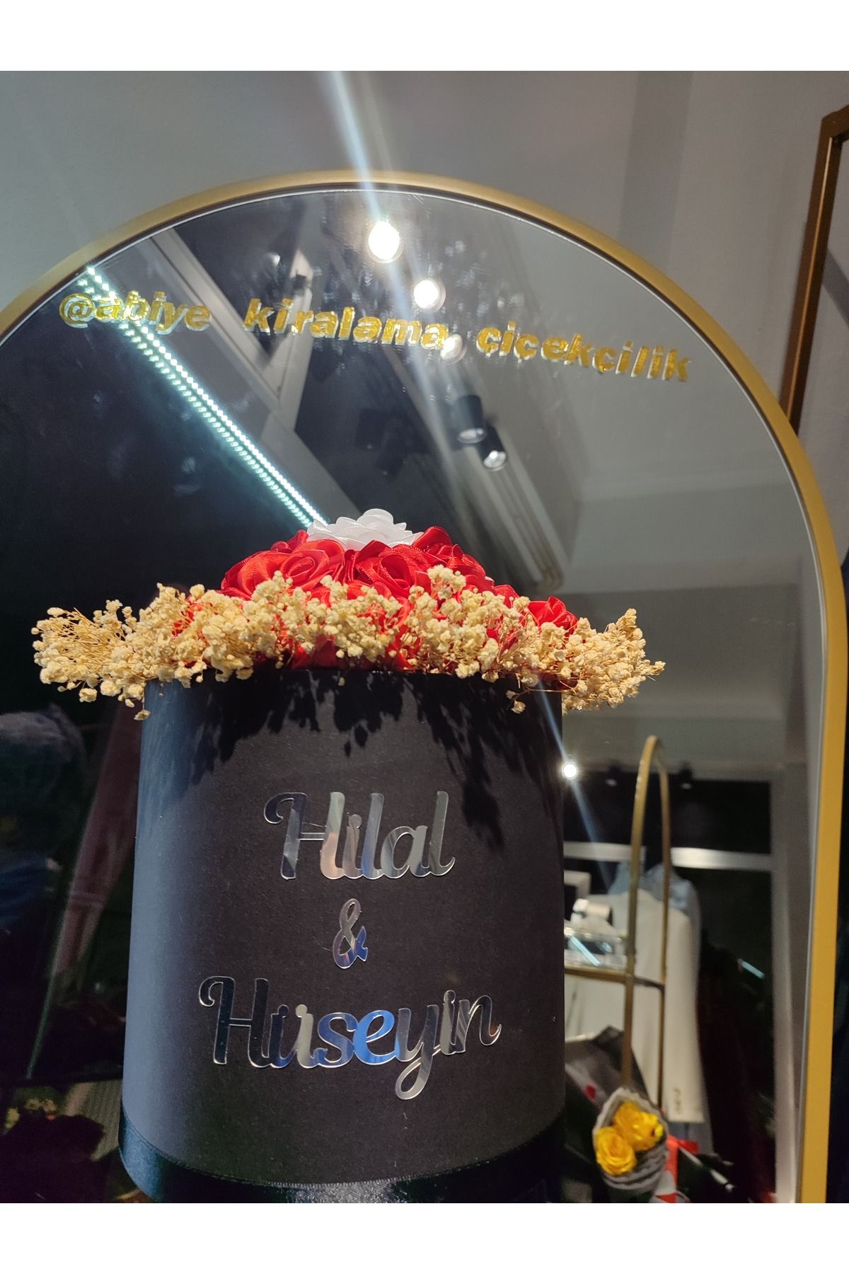 Qsell İsteme çiçeği, 20 adet gül, 50 adet çikolata, isimler, kutu üzeri harf