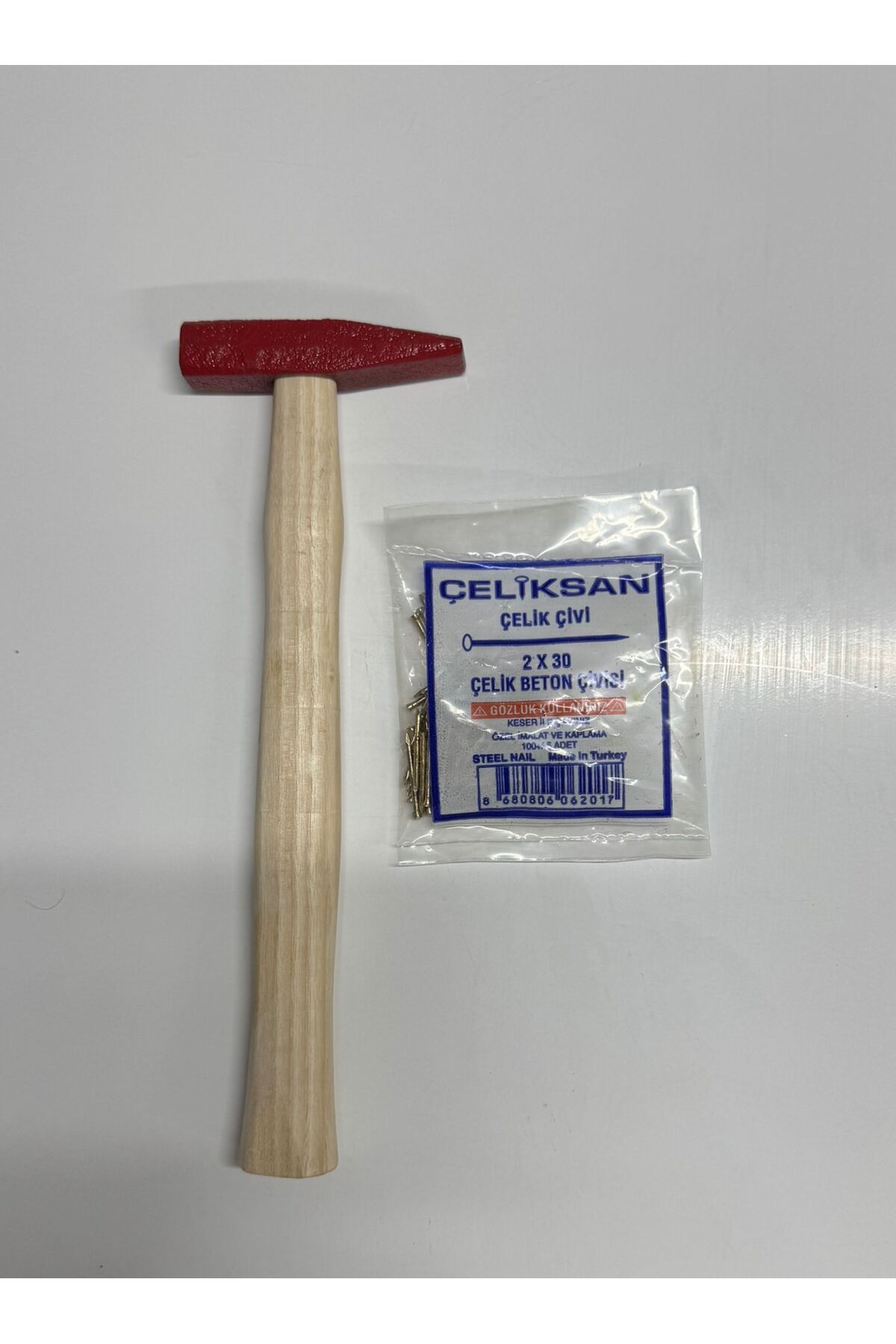ÖZDEMİR 200 gr Çekiç + 2x30 mm Çelik(Parke) Çivisi Seti – 2 Parça