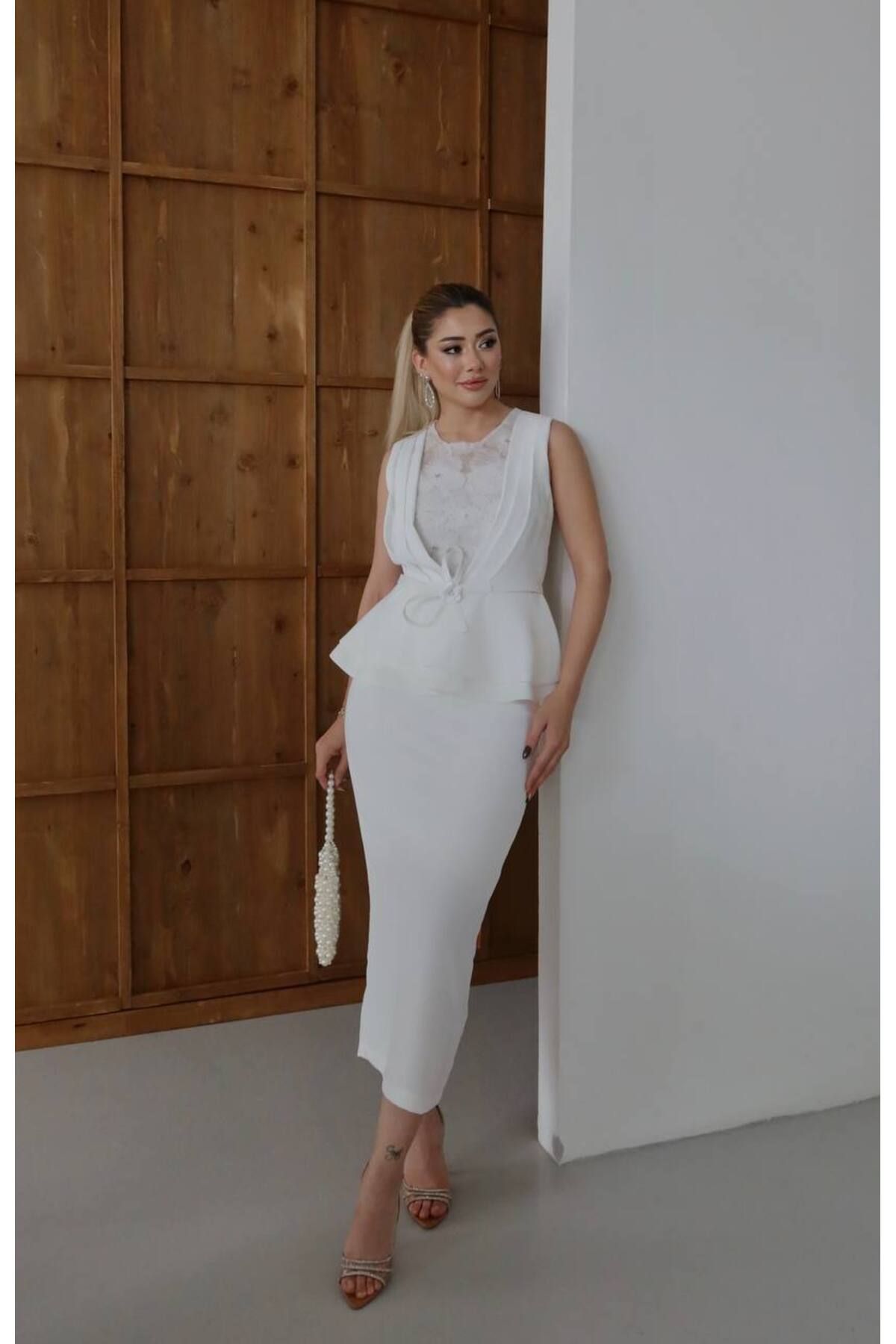 Castivo Fashion Çiçek İşlemeli Kuşak Detaylı Peplum Kalem Elbise