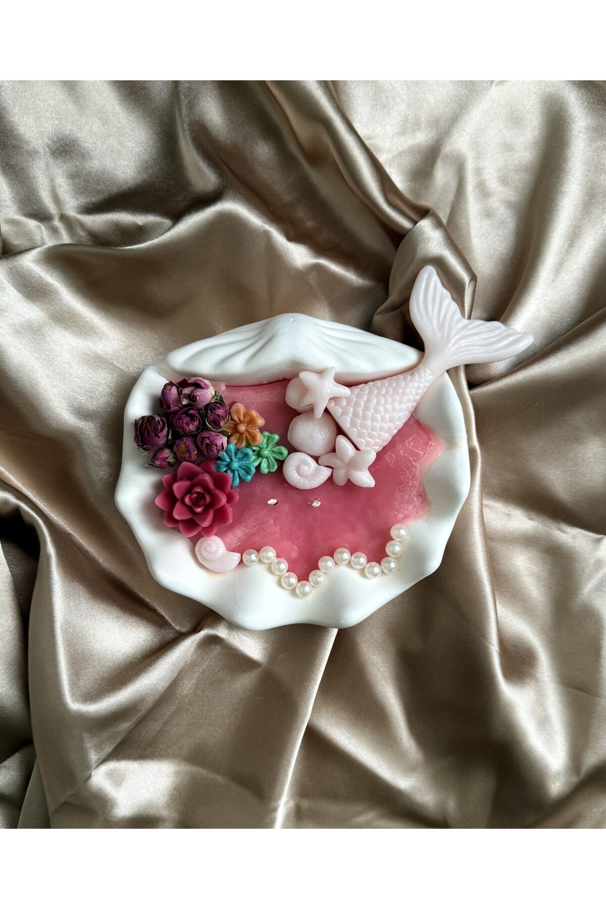 astra pera Deniz Kuyruğu Figürlü İstiridye Mum- Renkli Çiçekli ve İnci Detaylı, El Yapımı Soya Wax